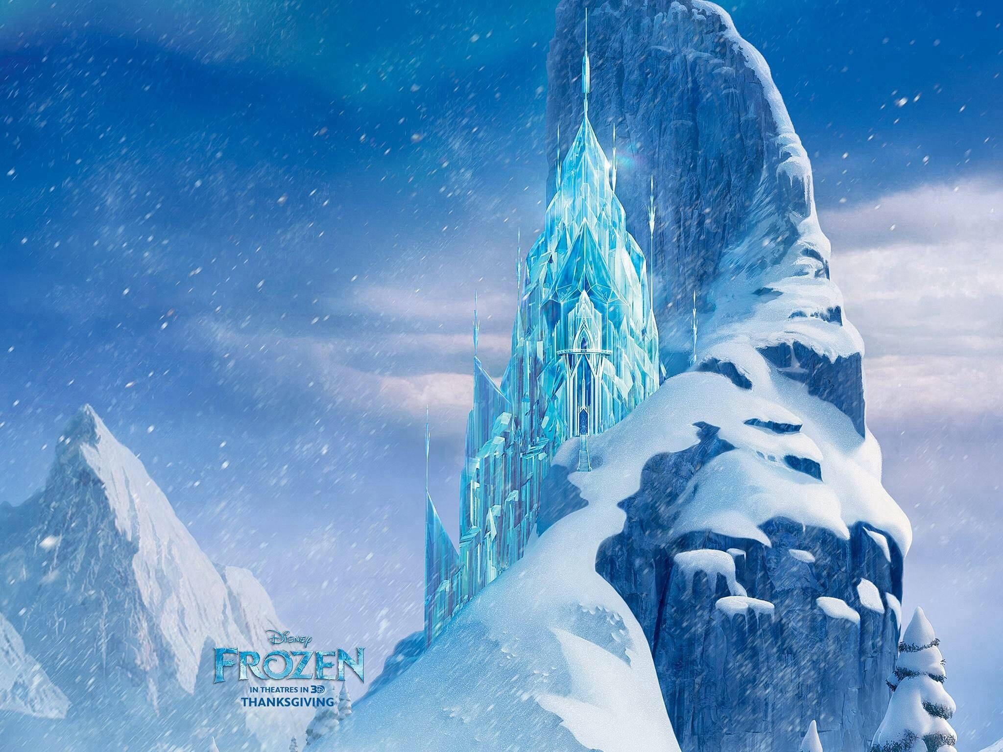 Frozen Castle 桌布 壁紙 — 一座雄偉的冰城堡坐落在白雪覆蓋的山峰頂上，天空飄著雪。