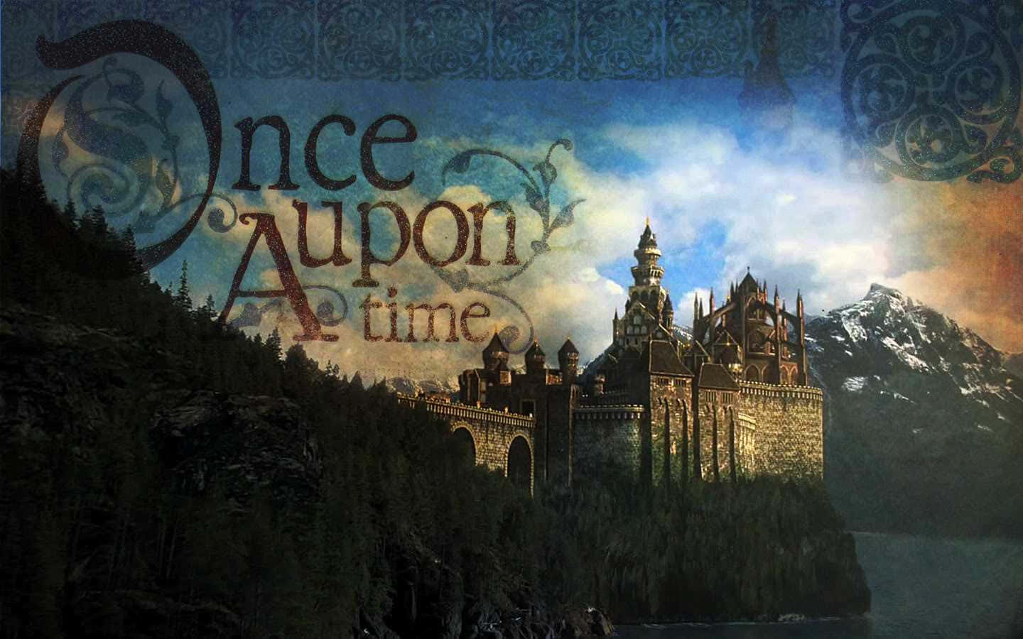 Once Upon A Time 桌布 壁紙 — 一座雄偉的哥德式城堡坐落在懸崖邊，俯瞰著霧氣瀰漫的湖泊，背景是白雪皚皚的山脈，天空壯麗。