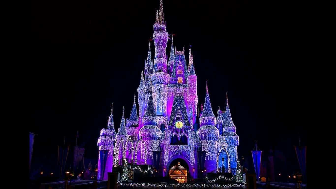 Cinderella Castle 桌布 壁紙 — 一座雄偉的城堡在黑暗的夜空中被鮮豔的紫色和藍色燈光照亮。