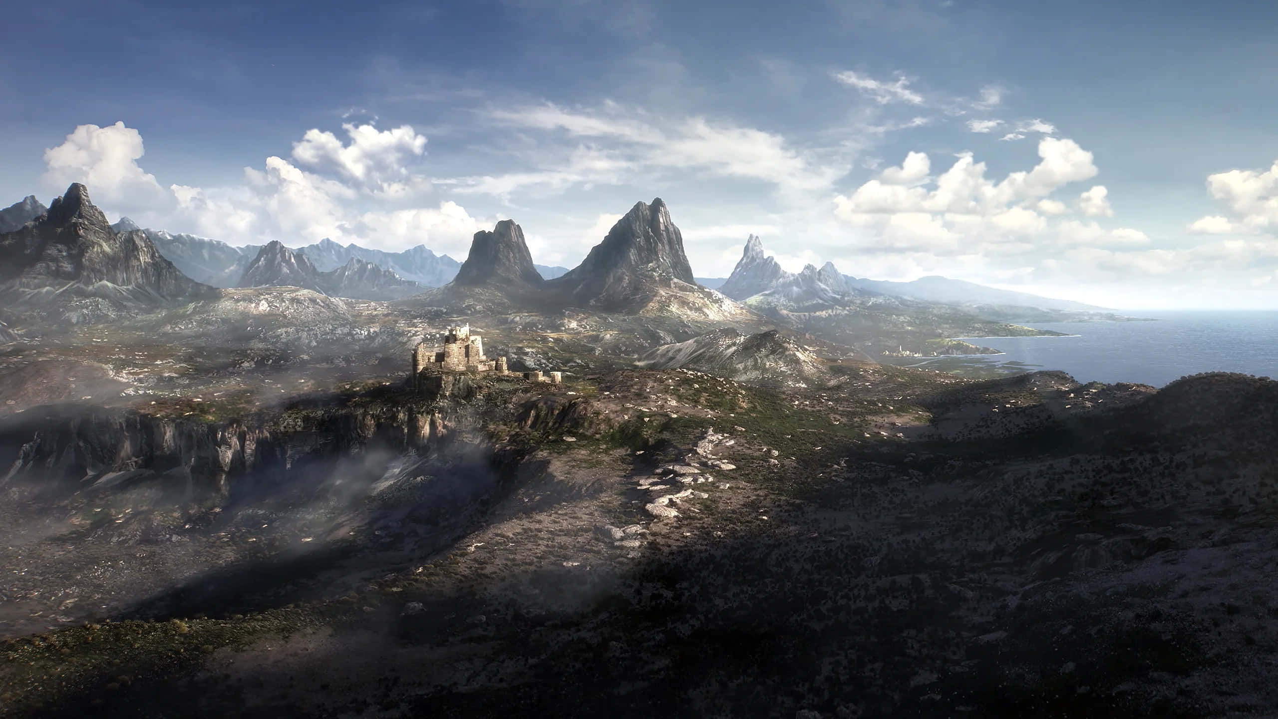 1440p 桌布 壁紙 — 一座雄偉的城堡坐落在崎嶇的懸崖上，俯瞰著廣闊的山脈和海洋，天空部分多雲。