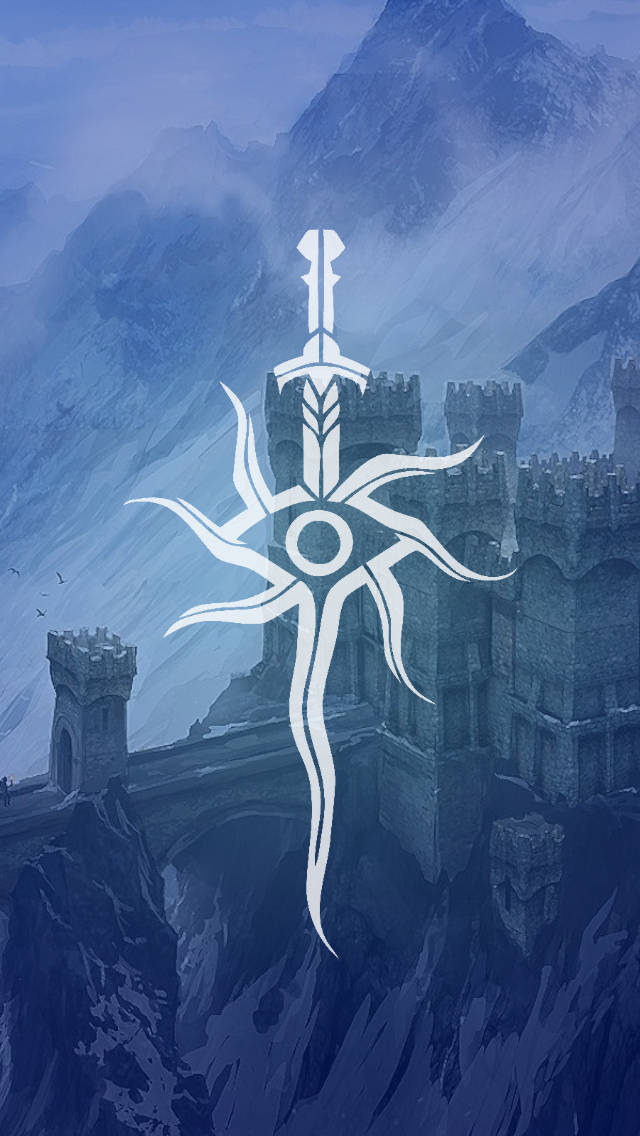 Dragon Age 桌布 壁紙 — 一座雄偉的城堡坐落在懸崖上，發光的白色劍徽疊加在霧濛濛的山巒上。