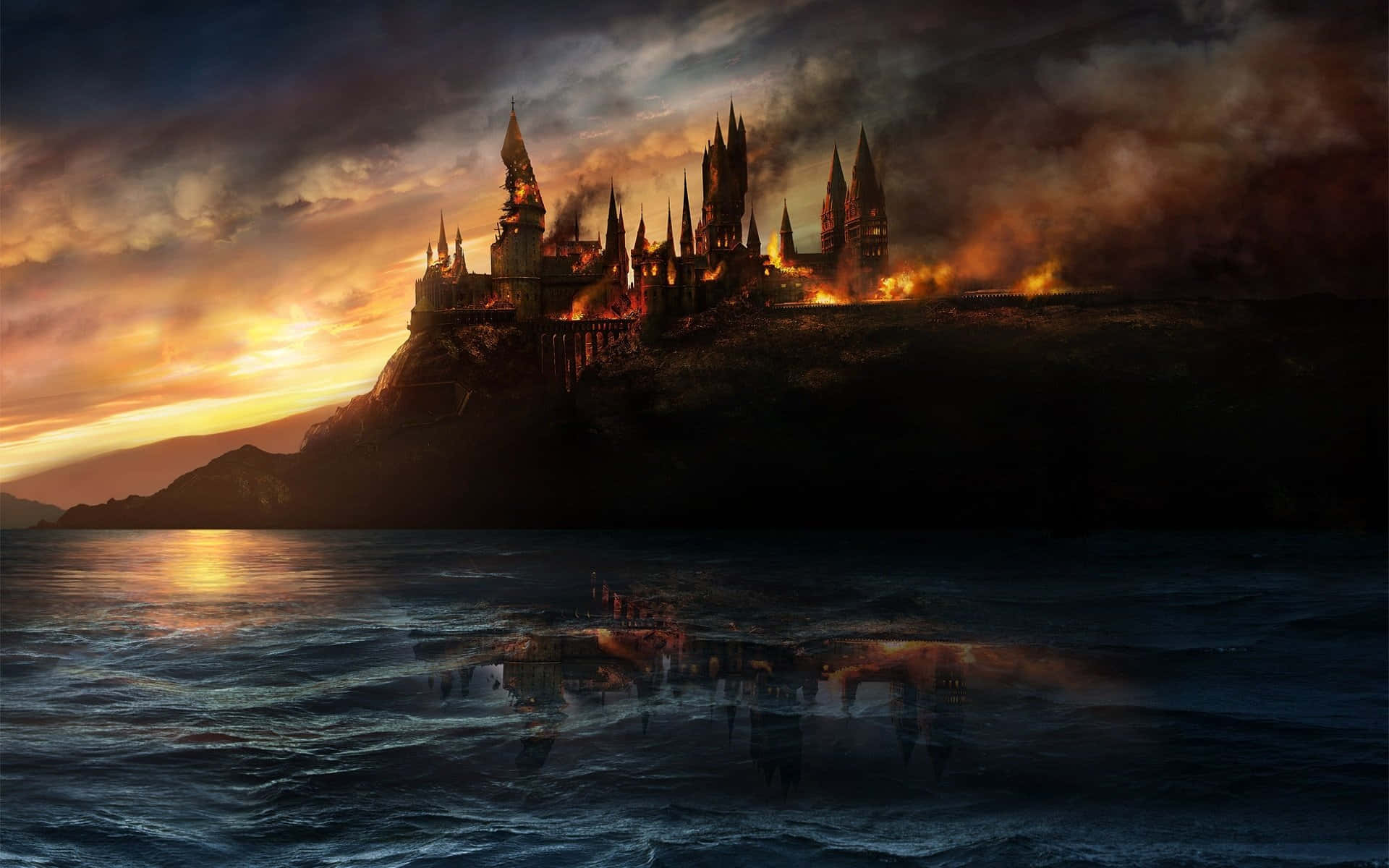 Hogwarts Castle 桌布 壁紙 — 一座雄偉的城堡坐落在懸崖邊，在日落時戲劇性地燃燒，其倒影在下方洶湧的水中閃爍。