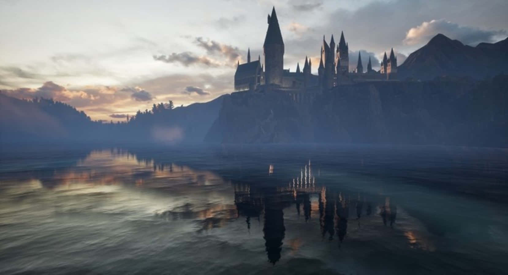 The Hogwarts Lake 桌布 壁紙 — 一座雄偉的城堡坐落在懸崖邊，在霧氣瀰漫的日出中，伴隨著柔和的金色雲彩，倒映在平靜的水面上。