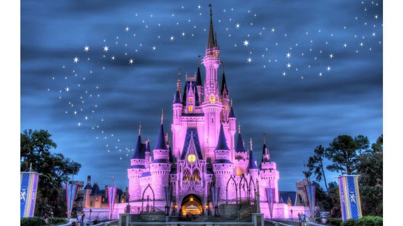 Cinderella Castle 桌布 壁紙 — 一座雄偉的城堡沐浴在粉紅色的光芒下，星空暮色天空中有烏雲。