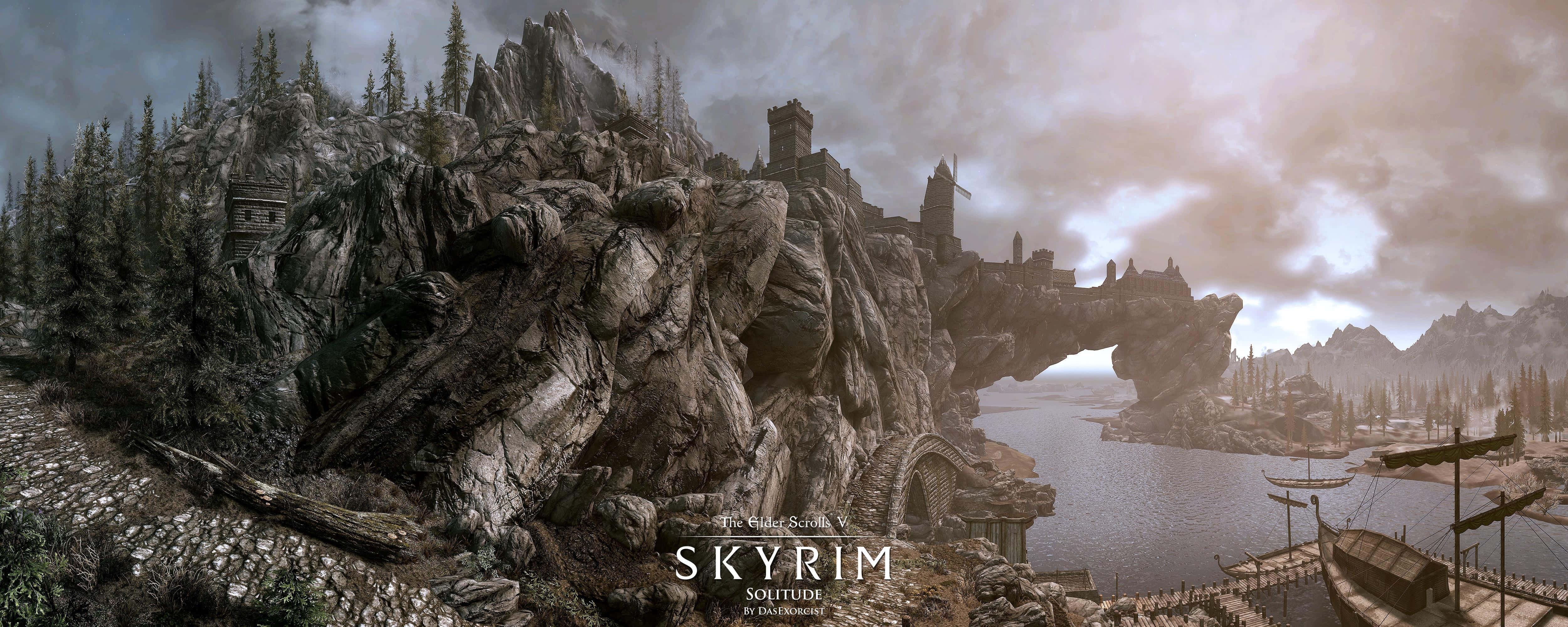 Skyrim Solitude 桌布 壁紙 — 一座雄偉的奇幻城堡棲息在巨大的天然岩石拱門上，俯瞰著寧靜的湖泊，下方停泊著船隻。