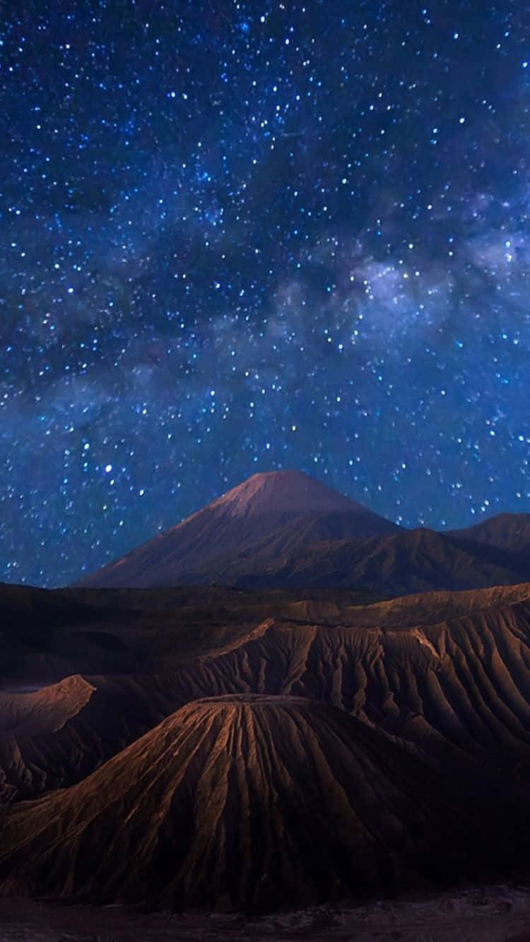 桌布 壁紙 — 一座雄偉的山峰在令人嘆為觀止的星空夜空下升起，充滿了銀河。