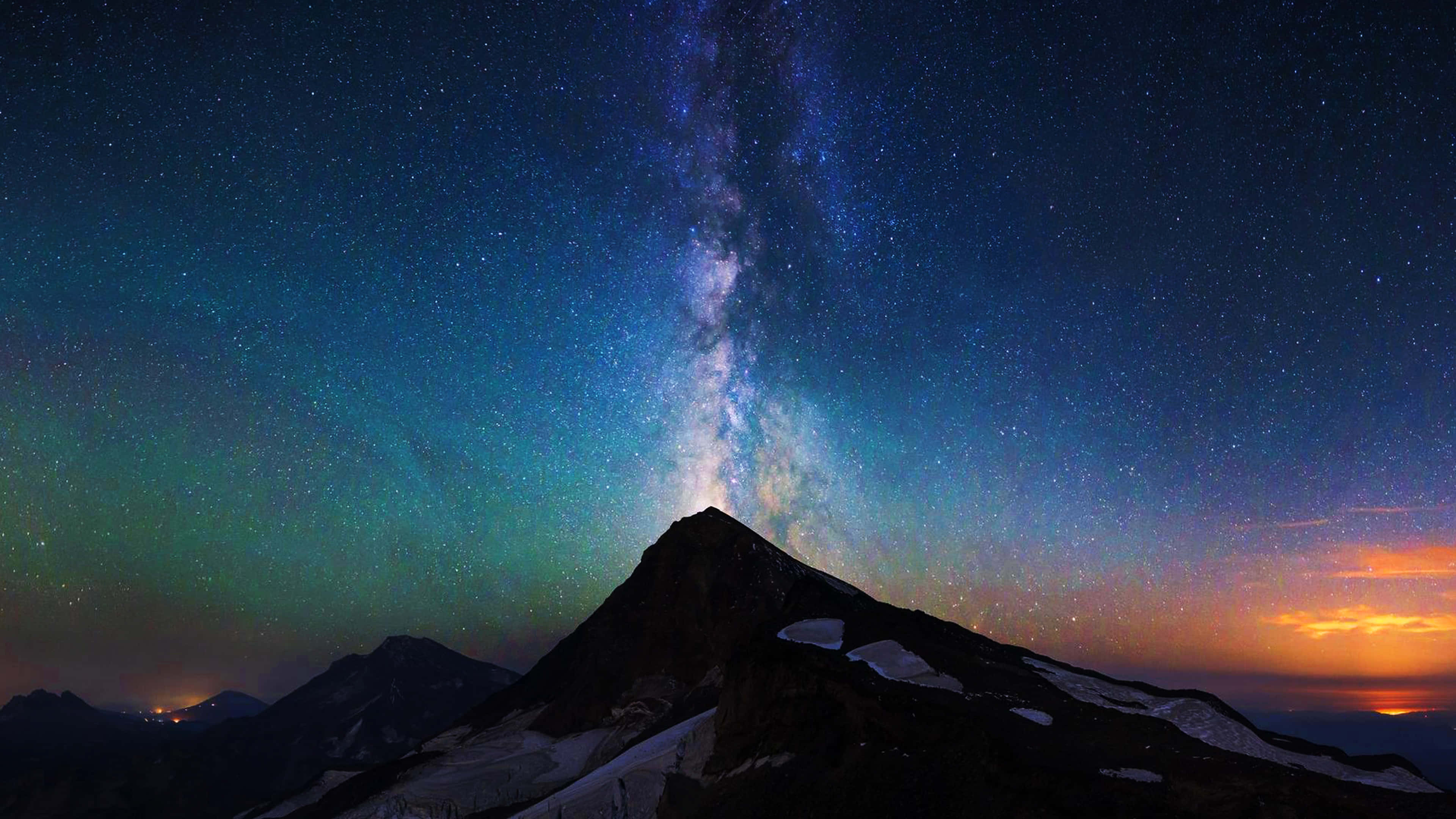 Star Sky 桌布 壁紙 — 一座雄偉的山峰在充滿星星和銀河的 vibrant 暮色天空中呈現剪影。