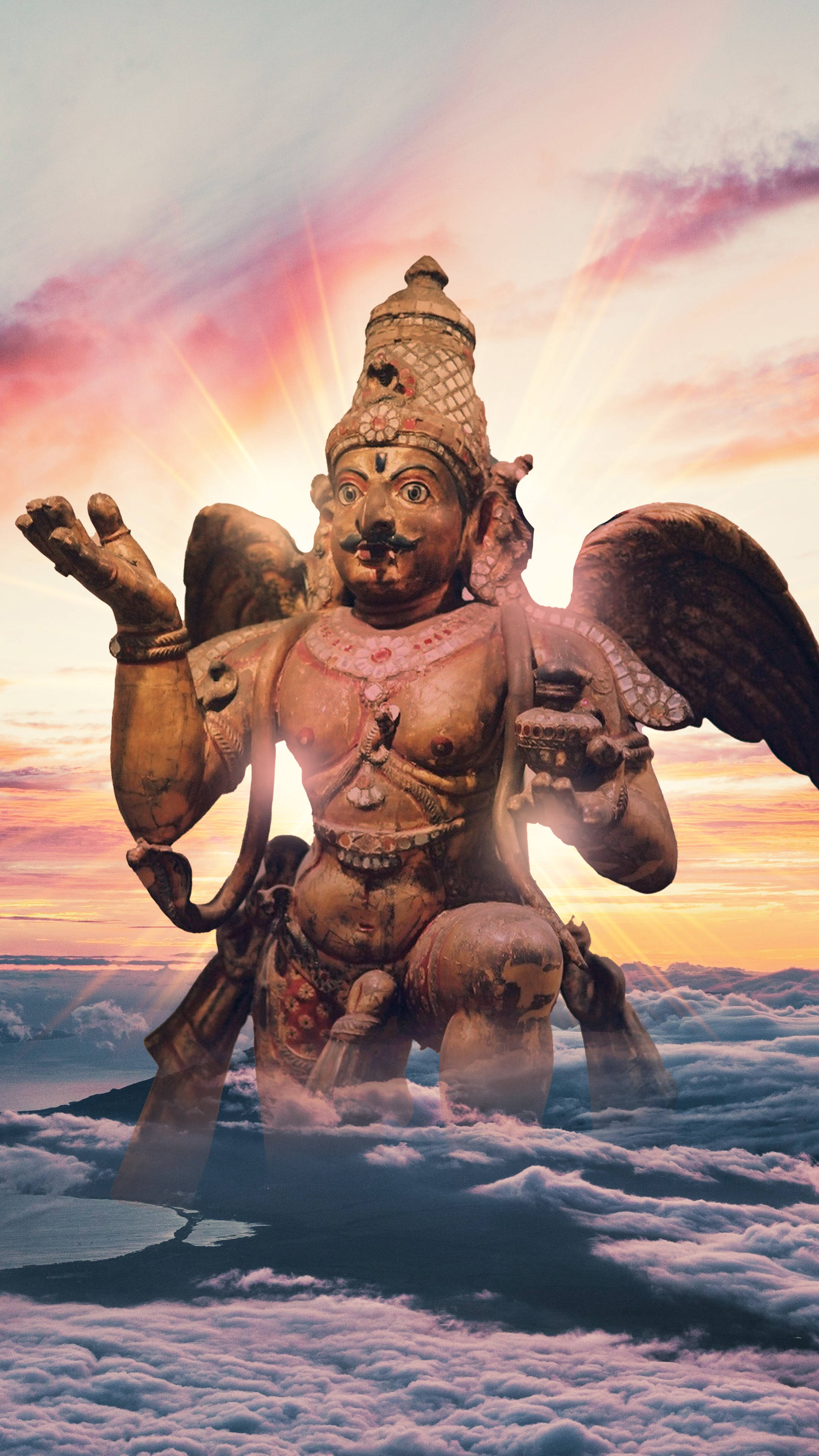 Statue Aesthetic 桌布 壁紙 — 一座雄偉的有翼神像在日落時分聳立在蓬鬆的雲層之上，背後迸發出燦爛的金色光芒。
