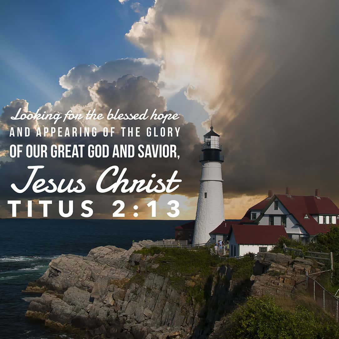 Encouraging Bible Verses 桌布 壁紙 — 一座雄偉的白色燈塔矗立在岩石峭壁上，俯瞰海洋，天空戲劇性，陽光穿透雲層。