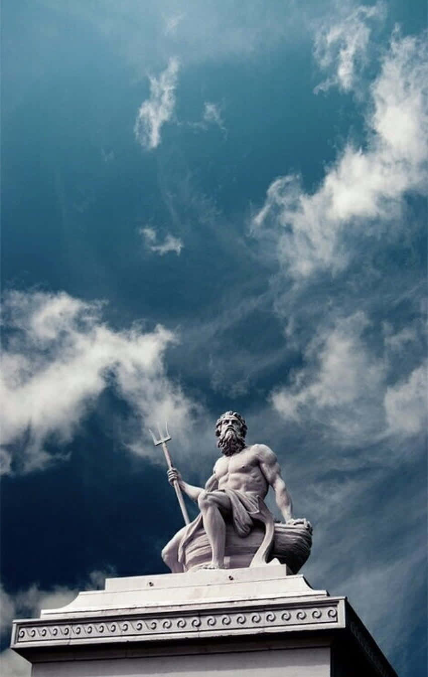 Best Greek Mythology 桌布 壁紙 — 一座雄偉的石像，一位鬍鬚神手持三叉戟，坐在基座上，背景是戲劇性的多雲天空。