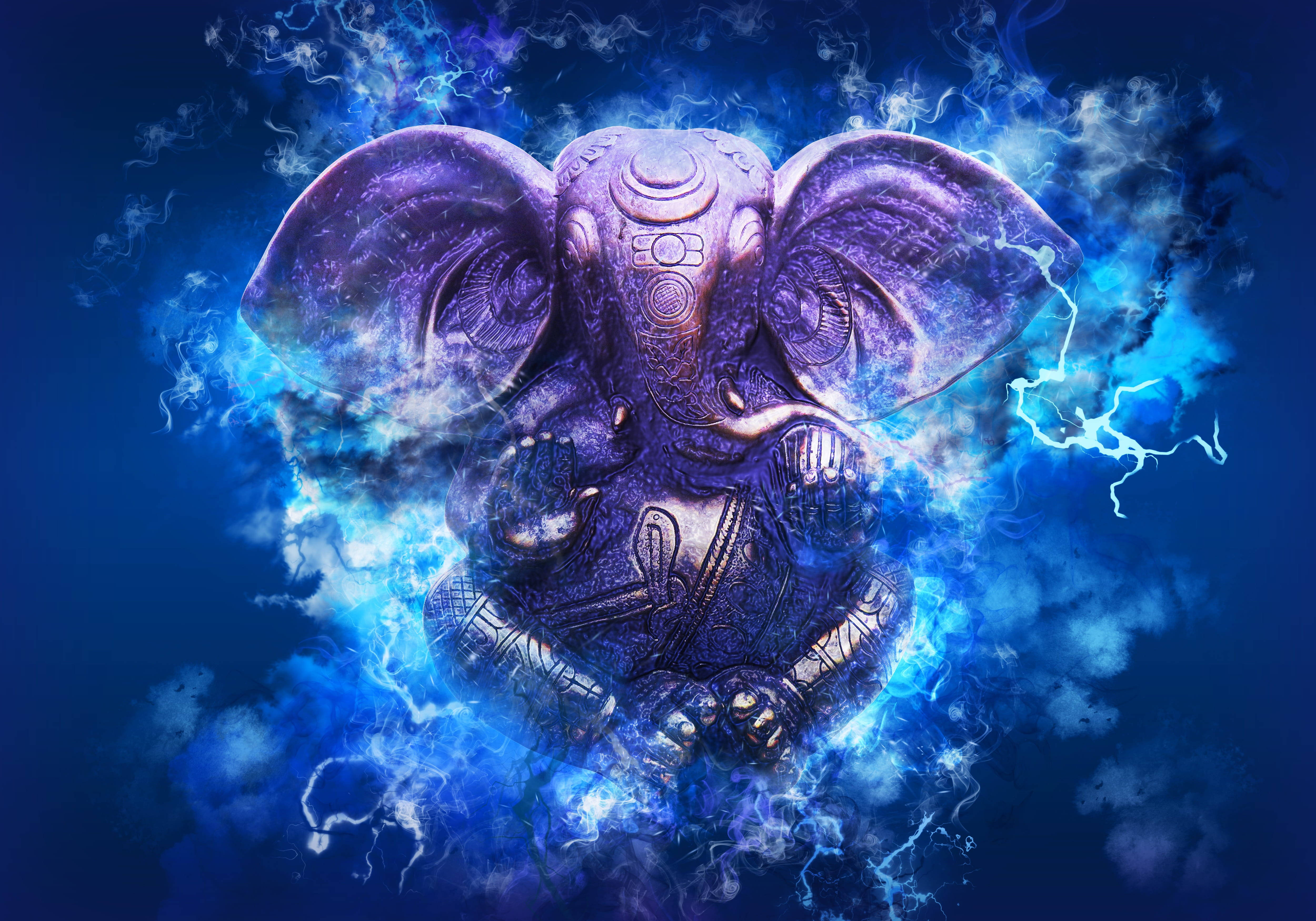 Ganesh 桌布 壁紙 — 一座雄偉的紫色大象雕像在旋轉的宇宙雲層中散發出電藍色能量和閃電。