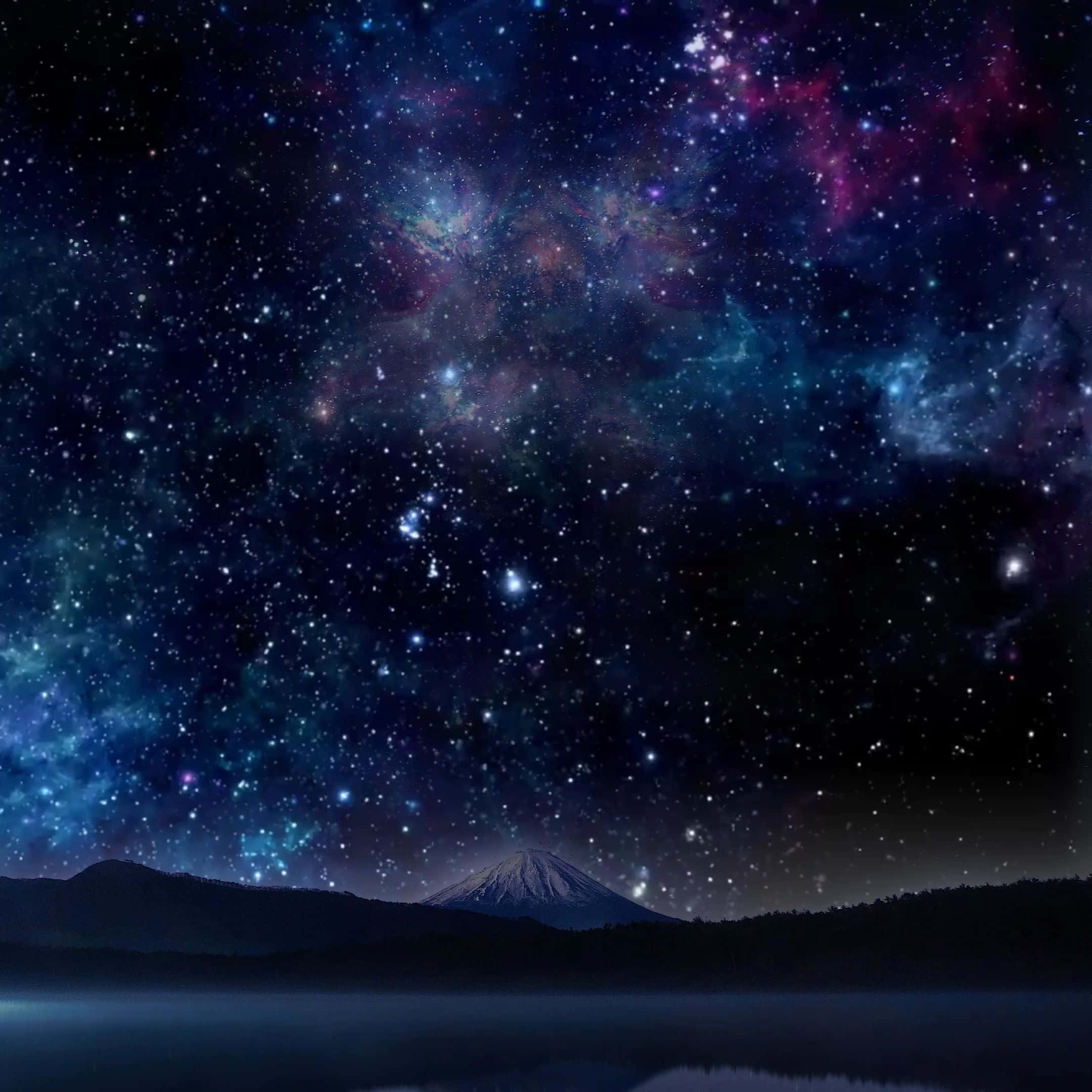 Kawaii Galaxy 桌布 壁紙 — 一座雄偉的雪山在充滿宇宙星雲和閃爍星星的 vibrant 星空下倒映。