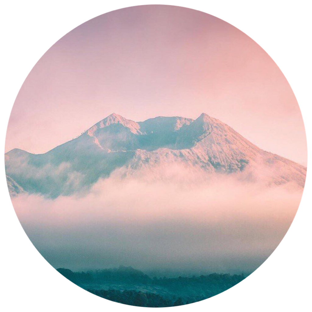 美學 Tumblr 桌布 壁紙 — 一座雄偉的雪山峰從柔和的粉紅色和藍綠色雲層中浮現，背景是粉彩色的天空。