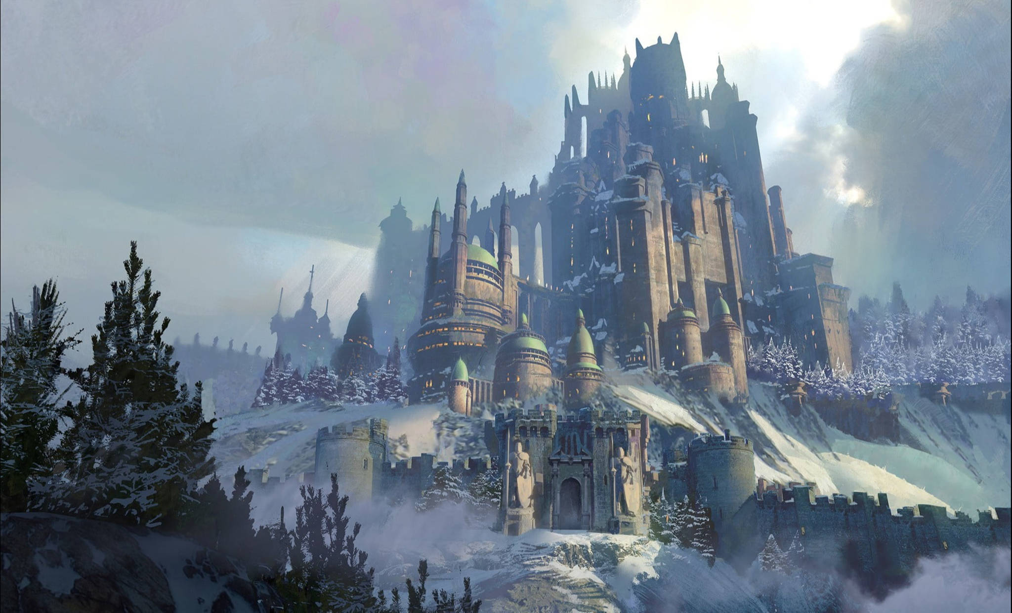 Frozen Castle 桌布 壁紙 — 一座雄偉的雪覆蓋城堡，帶有尖塔和圓頂，從雲霧繚繞的山峰上升起，天空多雲。