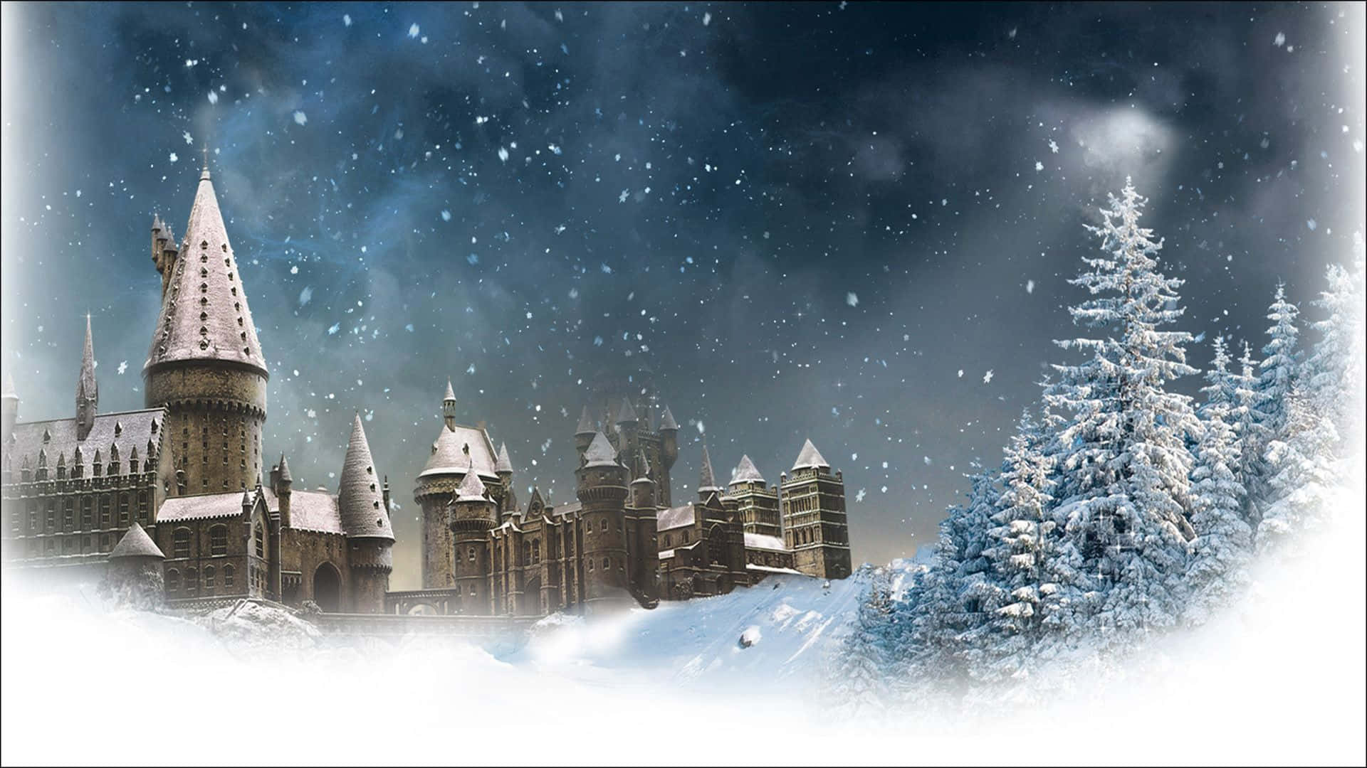 Harry Potter Christmas 桌布 壁紙 — 一座雄偉的雪覆蓋城堡，擁有尖塔和角樓，矗立在繁星點點的夜空下，雪花飄落在積雪的松樹周圍。