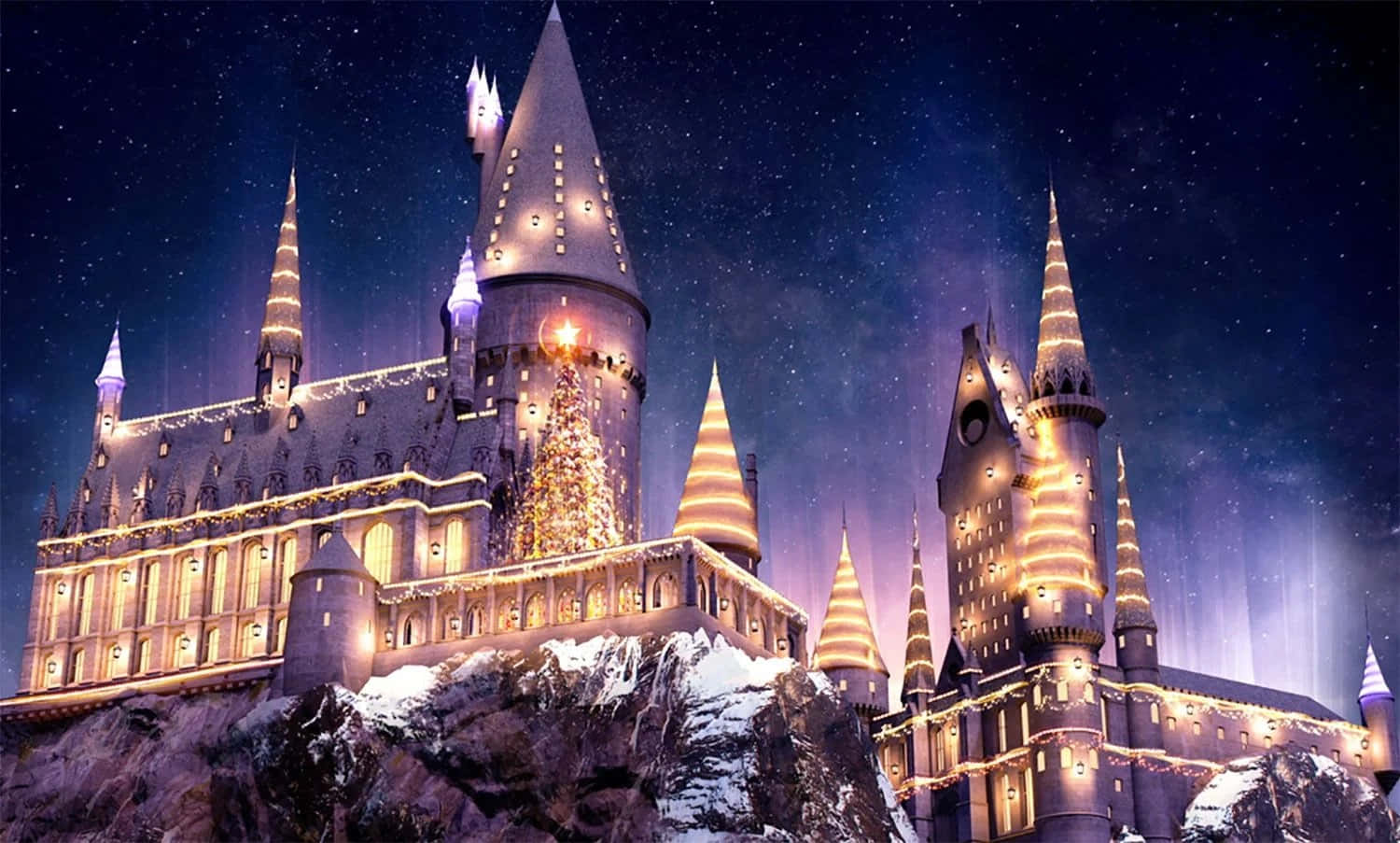 Harry Potter Christmas 桌布 壁紙 — 一座雄偉的雪覆蓋城堡，窗戶閃爍著光芒，節日燈光在星空下矗立。
