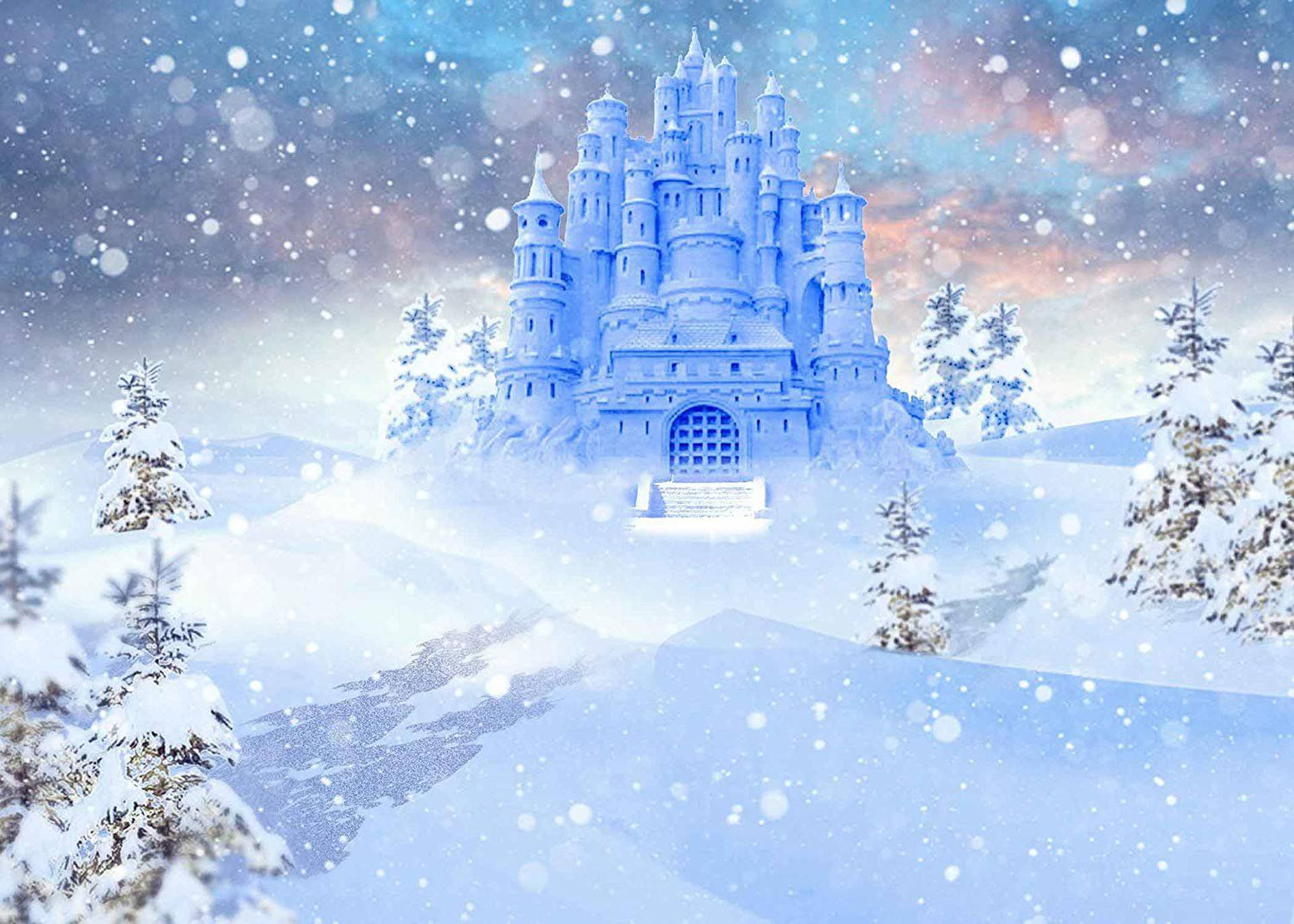 冰雪城堡 桌布 壁紙 — 一座雄偉的雪覆蓋城堡在雪暮天空下從冬季仙境中升起。