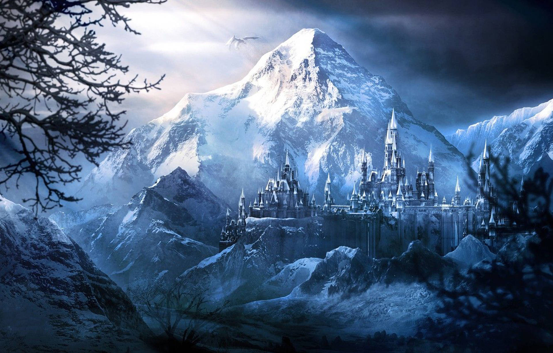 Frozen Castle 桌布 壁紙 — 一座雄偉的雪覆蓋城堡坐落在山頂上，在暴風雨的暮色天空下，光禿禿的樹木框住了場景。