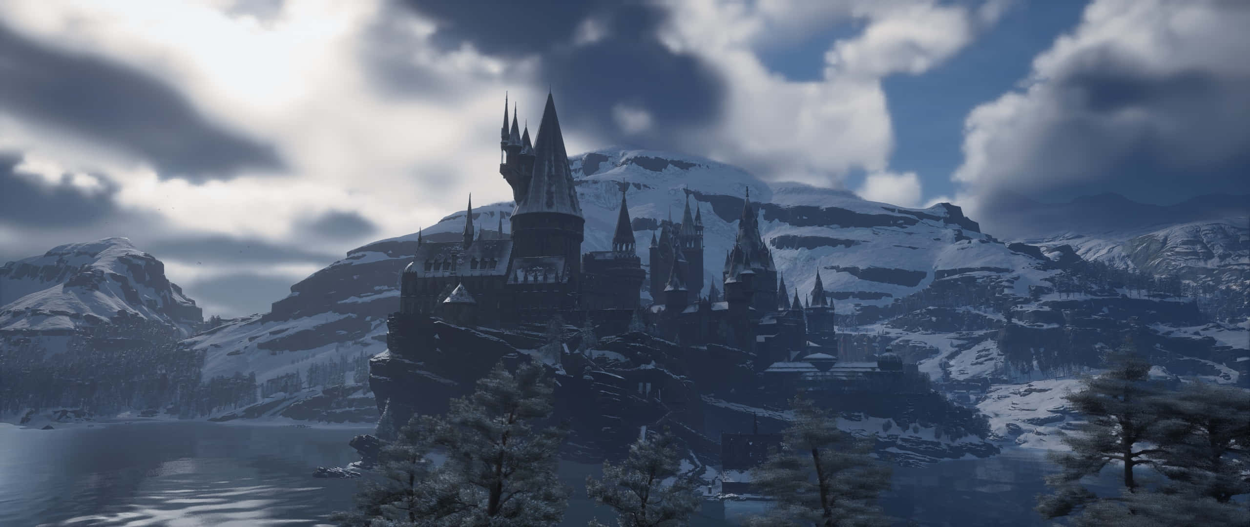 Harry Potter Game 桌布 壁紙 — 一座雄偉的雪覆蓋城堡坐落在懸崖上，俯瞰著冰凍的湖泊，天空戲劇性地多雲。