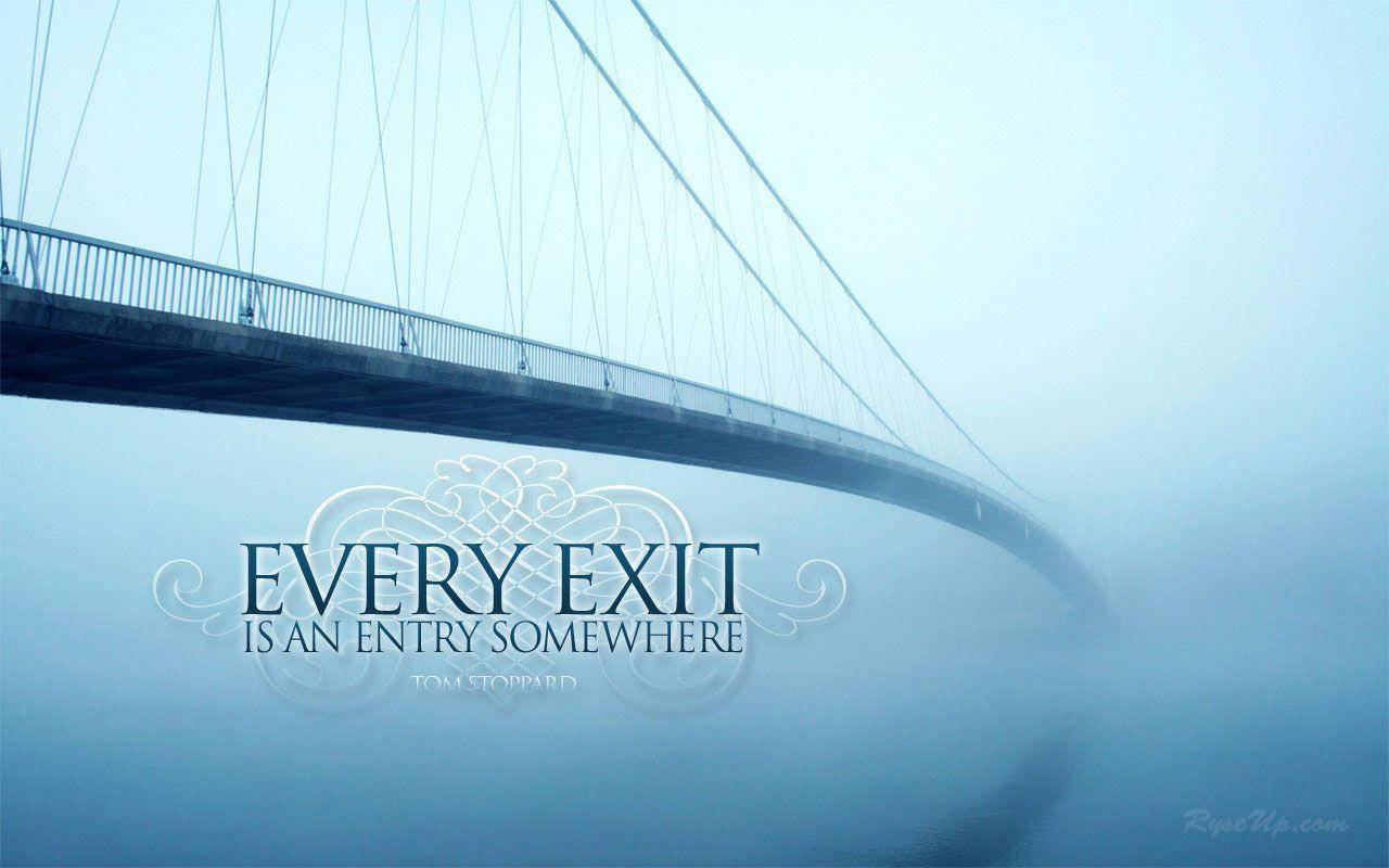 Inspirational Quotes 桌布 壁紙 — 一座霧濛濛的吊橋彎曲延伸至霧氣瀰漫的遠方，並疊加了一句勵志名言。