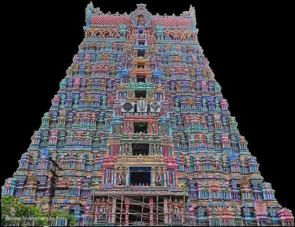 Hindu Temple 桌布 壁紙 — 一座高聳、雕刻精美的印度教寺廟 gopuram，在純黑色背景下迸發出鮮豔色彩。