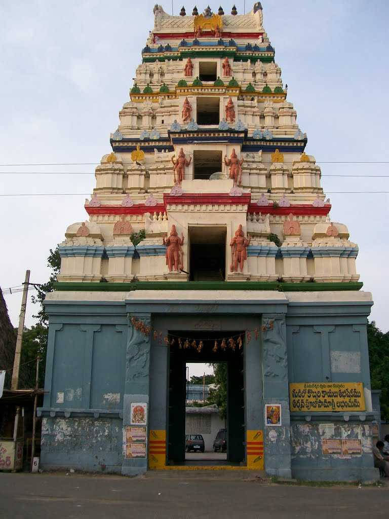 Hyderabad 桌布 壁紙 — 一座高聳、雕刻精美的印度教寺廟哥普蘭，擁有色彩繽紛的雕像和風化的藍色牆壁，在蒼白的天空下。