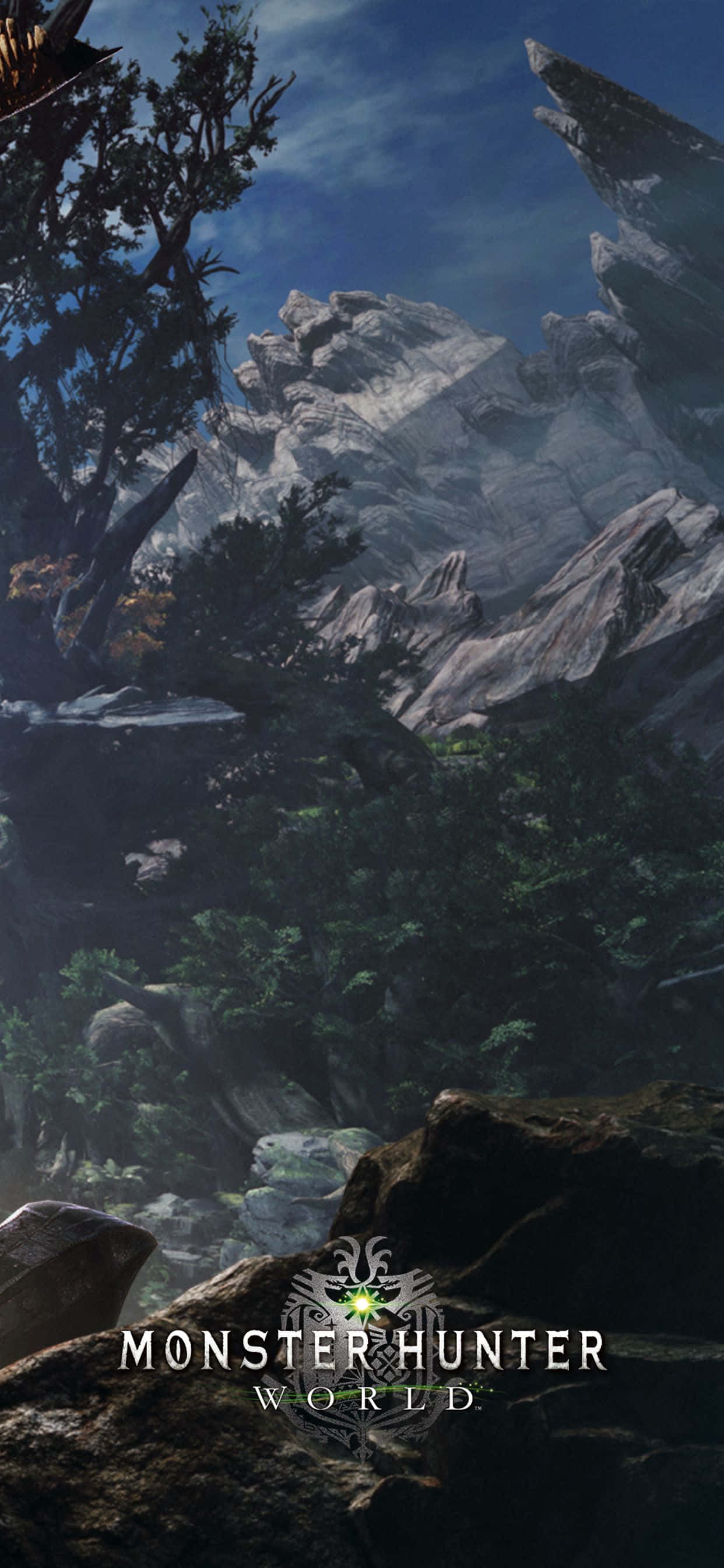 Monster Hunter 桌布 壁紙 — 一座高聳崎嶇的山峰在晴朗藍天下升起於茂密森林之上，帶有遊戲標誌覆蓋層。