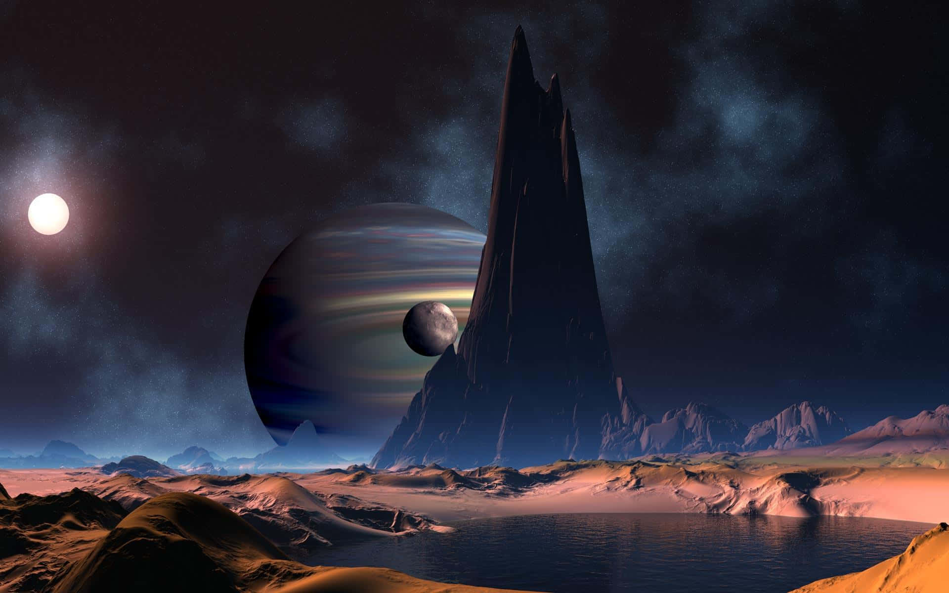 Beautiful Space 桌布 壁紙 — 一座高聳崎嶇的山脈從沙漠湖泊中升起，在暮色天空下，有發光的太陽和一顆帶環的行星。