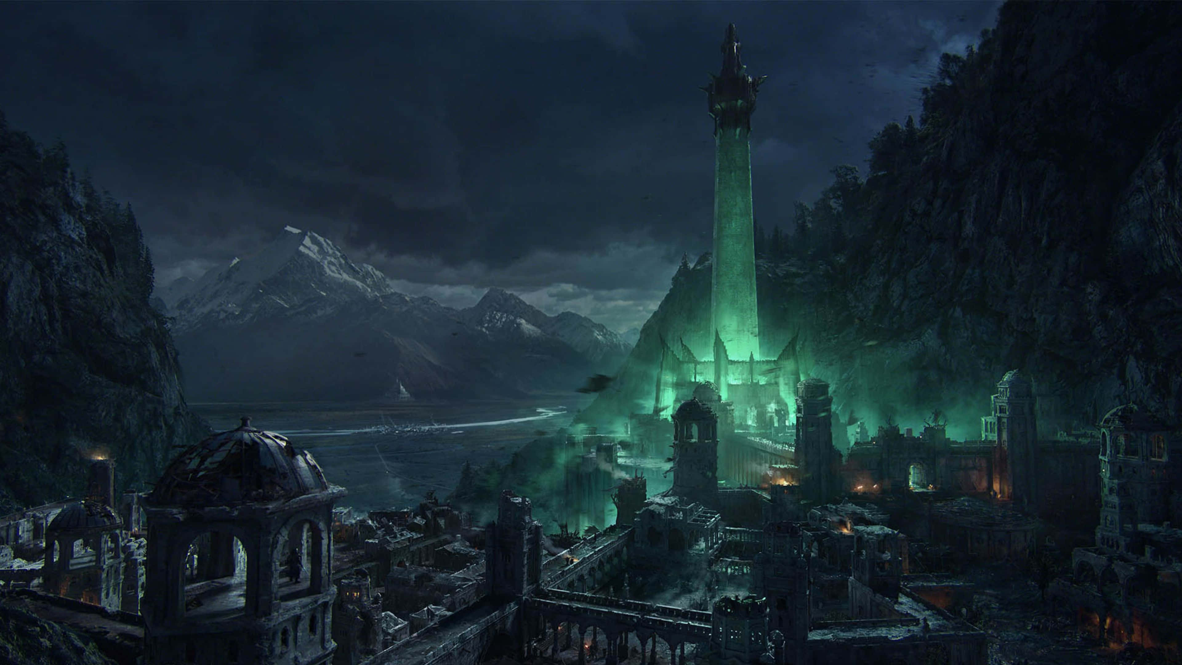 4K Shadow Of War 桌布 壁紙 — 一座高聳發光的綠色尖塔刺穿暴風雨的夜空，下方是被雪山和黑暗懸崖環繞的廢墟城市。