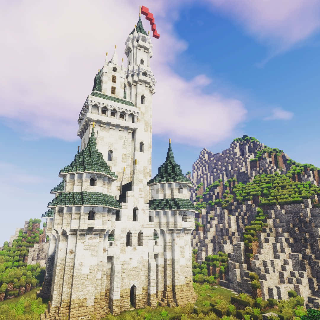 Minecraft Castles 桌布 壁紙 — 一座高聳的Minecraft城堡，擁有綠色屋頂和紅色旗幟，在藍天白雲下傲然矗立。