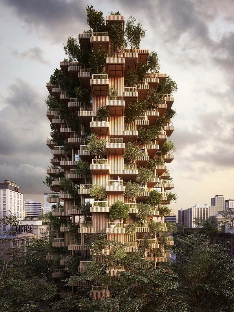 Green Buildings 桌布 壁紙 — 一座高聳的垂直森林建築，陽台上綠意盎然，在密集的城市環境中，以戲劇性的多雲天空為背景矗立著。