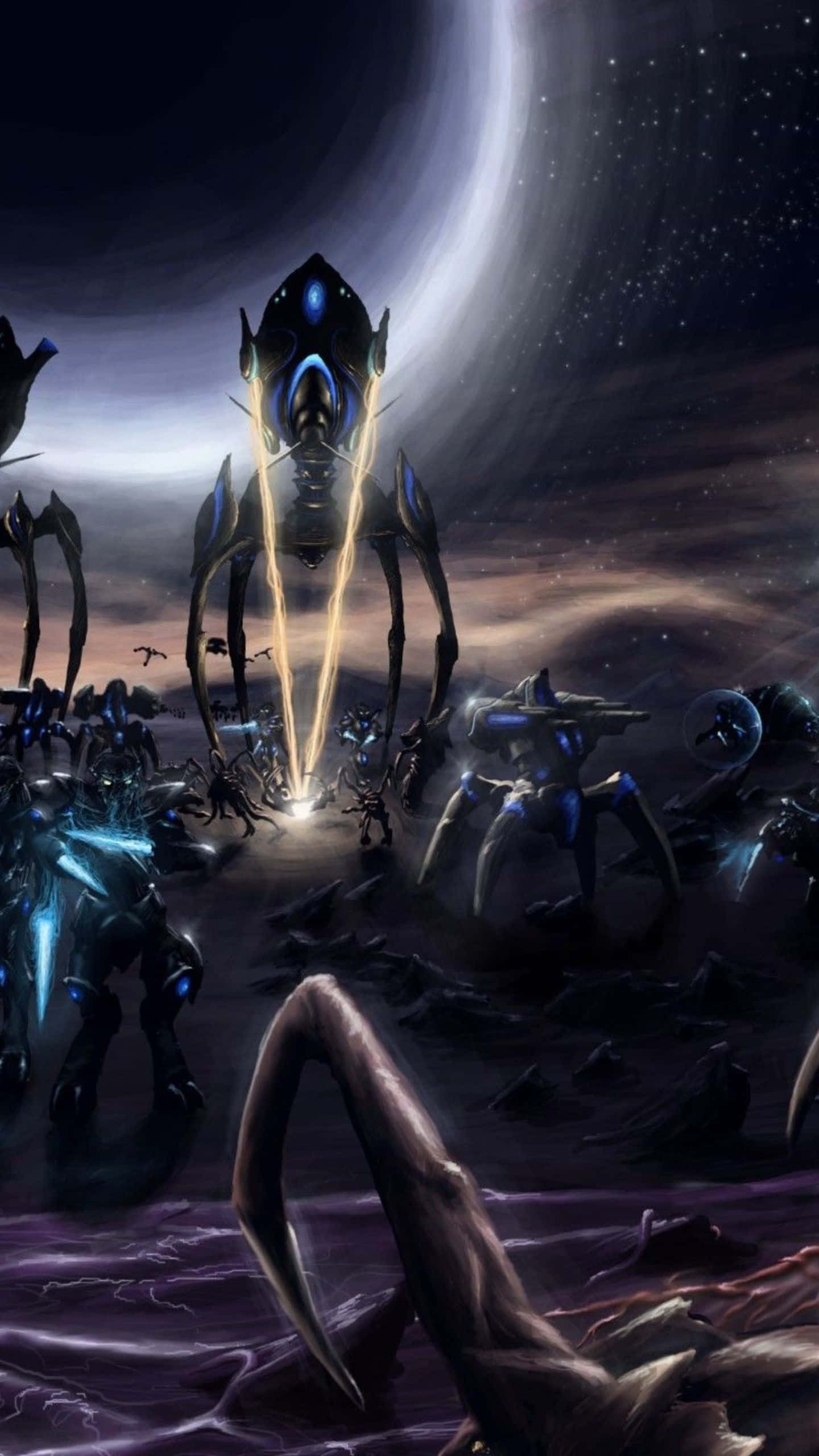 Android Starcraft Ii 桌布 壁紙 — 一座高聳的外星戰爭機器向戰場發射能量，而裝甲戰士們在彎月下交戰。