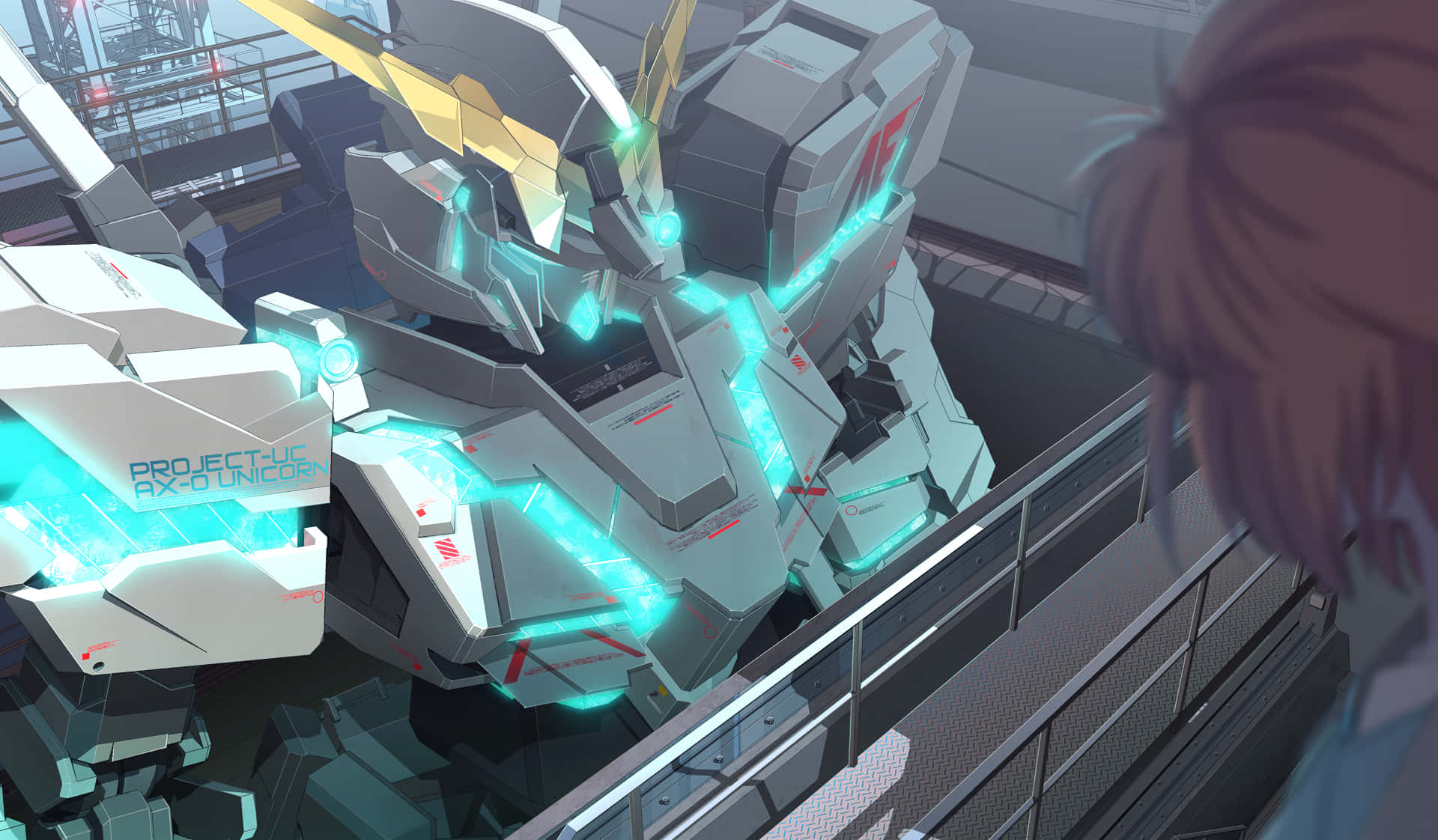Gundam Unicorn 桌布 壁紙 — 一座高聳的白色和金色機甲，帶有發光的青色點綴，站在未來風格的機庫中，一名粉紅色頭髮的人從旁邊觀看。