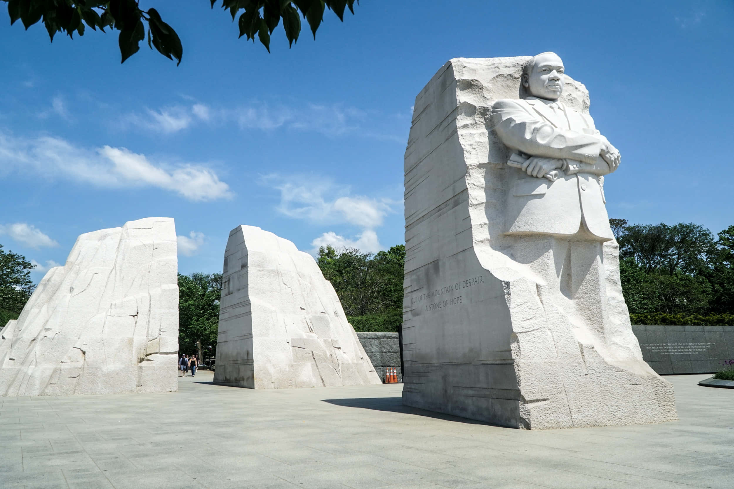 Memorial 桌布 壁紙 — 一座高聳的白色大理石馬丁·路德·金雕像莊嚴地矗立在明亮的藍天和散落的雲朵背景下。