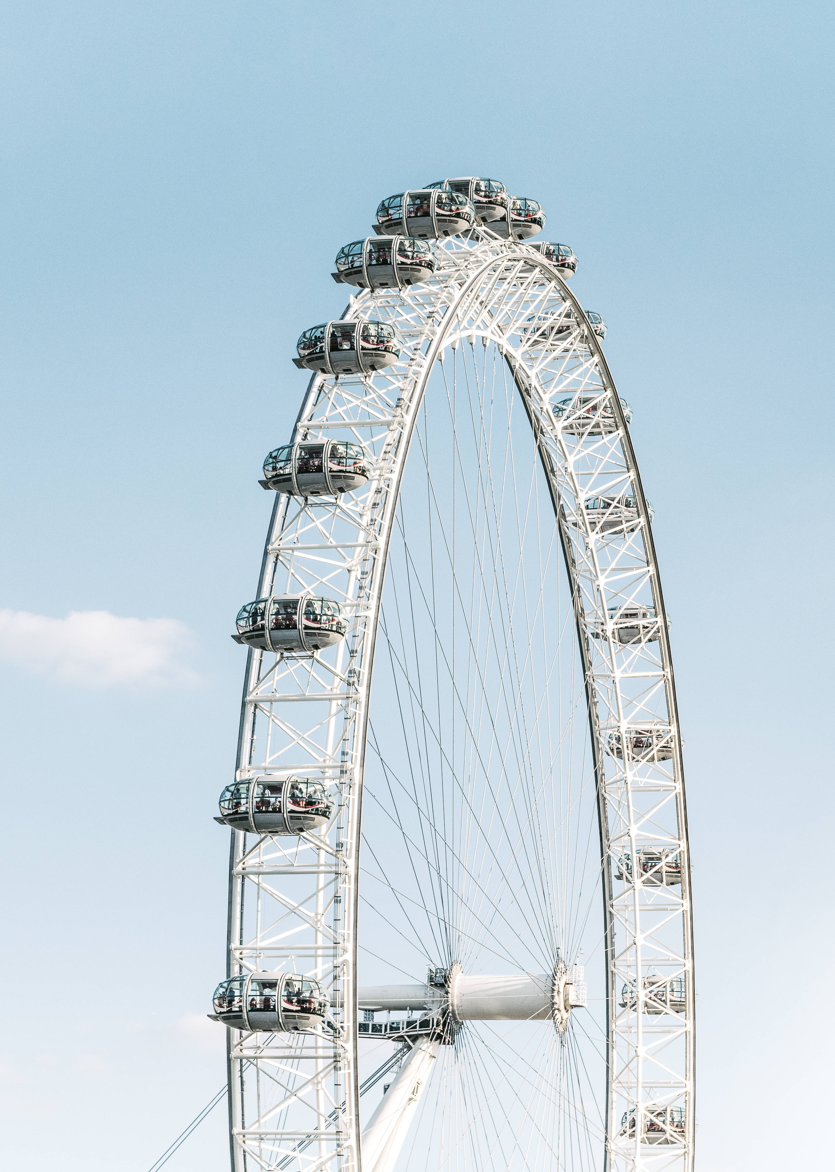 England 桌布 壁紙 — 一座高聳的白色摩天輪矗立在晴朗的藍天中，伴有稀疏的雲朵。