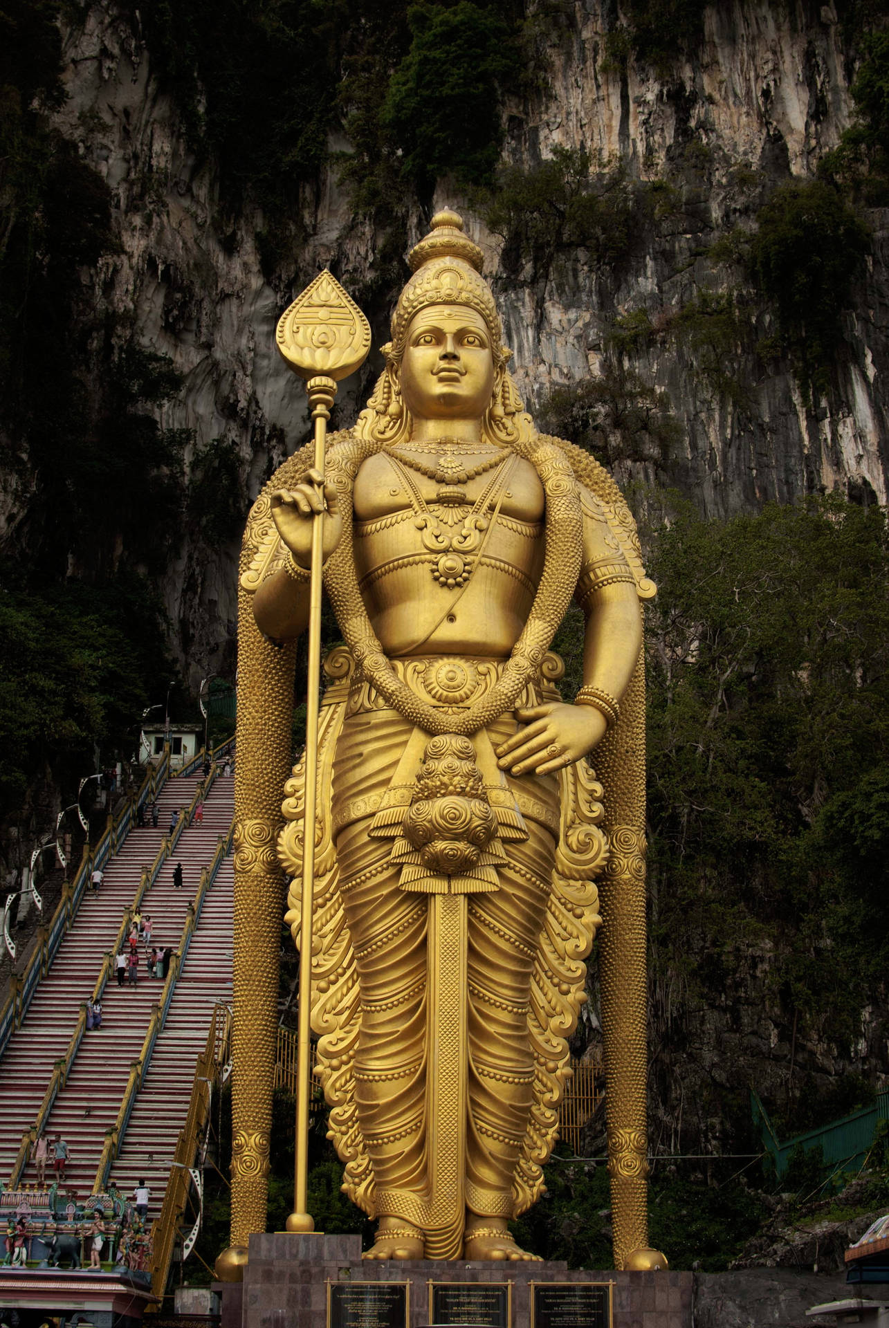 山上寺廟中的金色印度教神像與樓梯