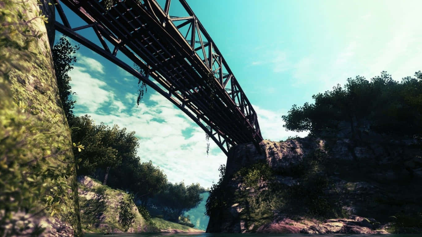 1366x768 Far Cry 3 桌布 壁紙 — 一座高聳的鋼桁架橋拱跨在深峽谷上，兩側是鬱鬱蔥蔥的綠色懸崖，上方是明亮的藍天。