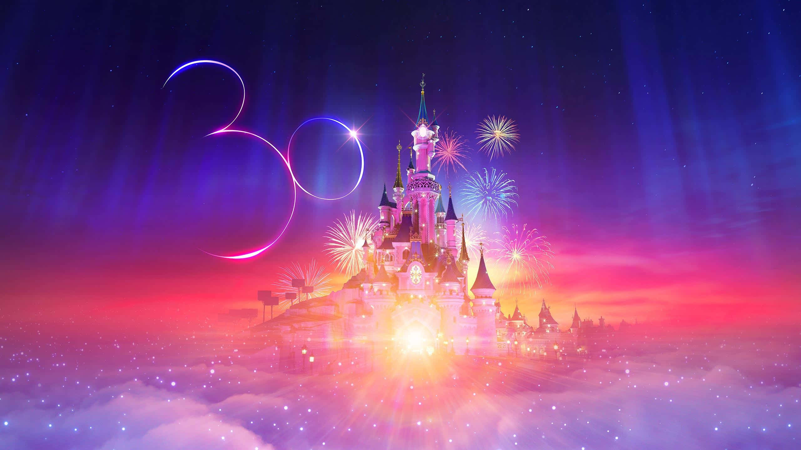 Disneyland Castle 桌布 壁紙 — 一座魔法城堡漂浮在雲層之上，煙火在周圍爆炸，天空呈現鮮豔的紫色和粉紅色。
