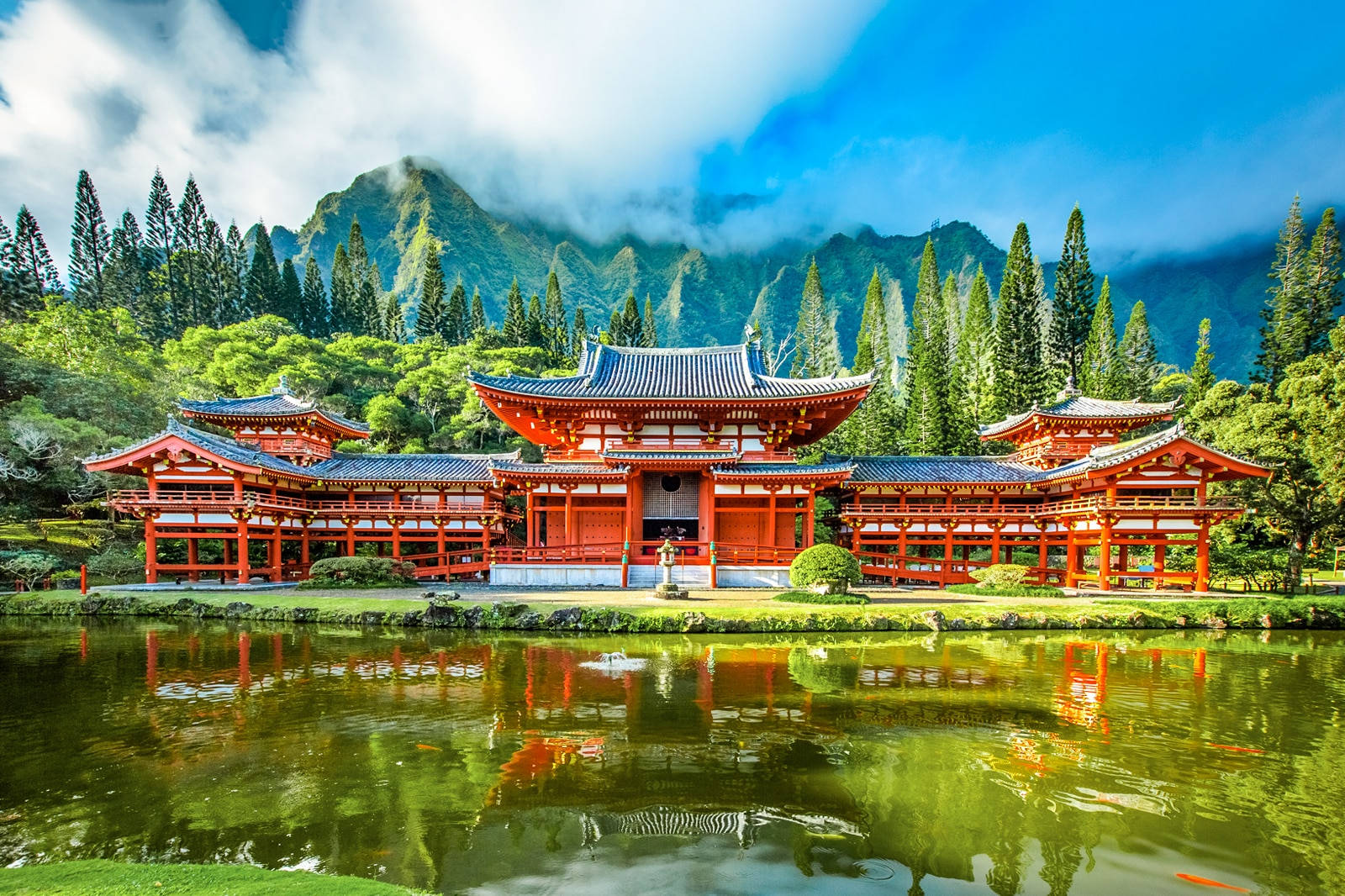 紅色日本寺廟倒映在池塘中，背景有山脈和樹木。 — 夏威夷 壁紙