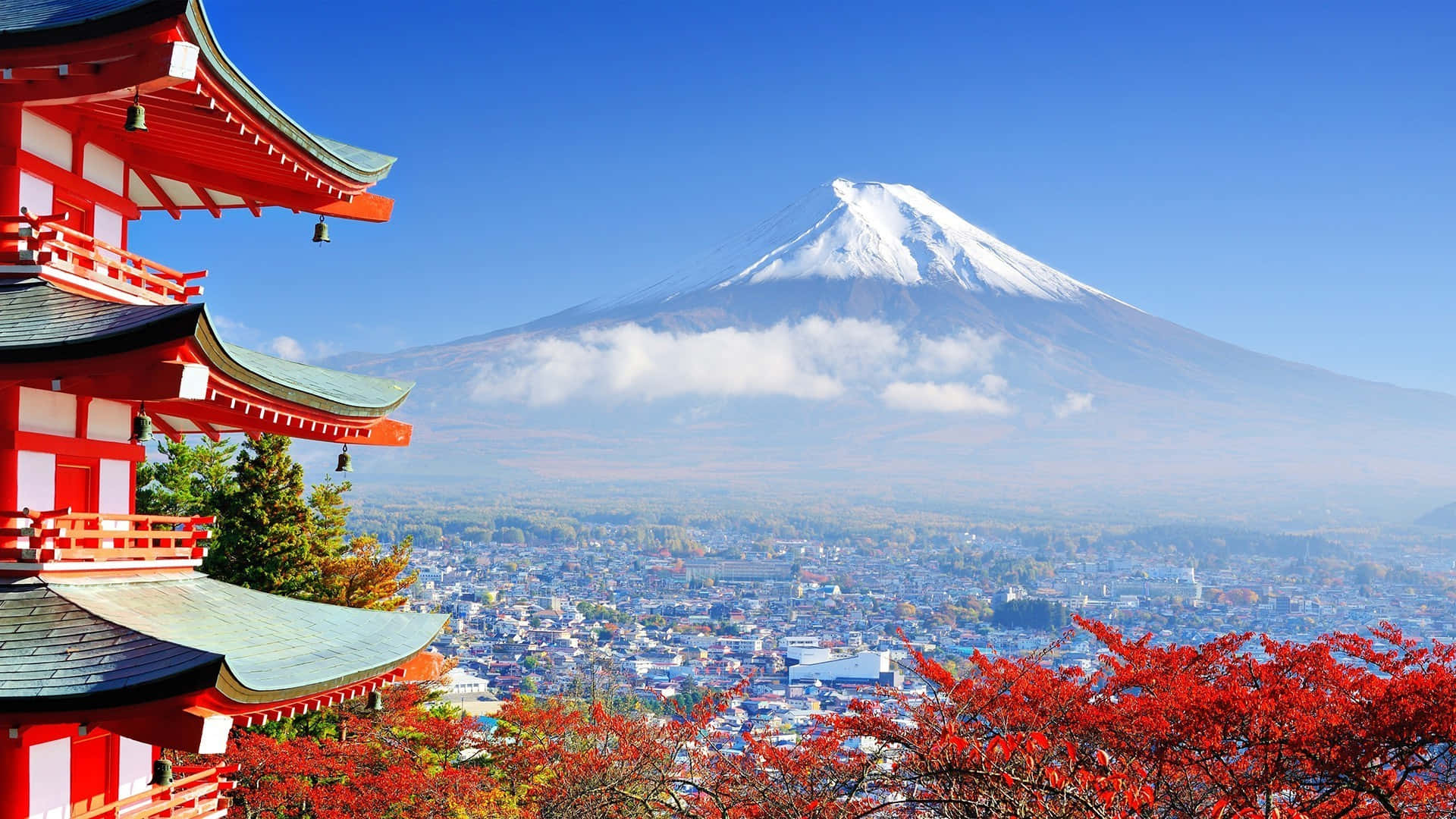 日式 桌布 壁紙 — 一座鮮紅色的日本寺廟俯瞰著白雪覆蓋的富士山和廣闊的城市，天空清澈湛藍。