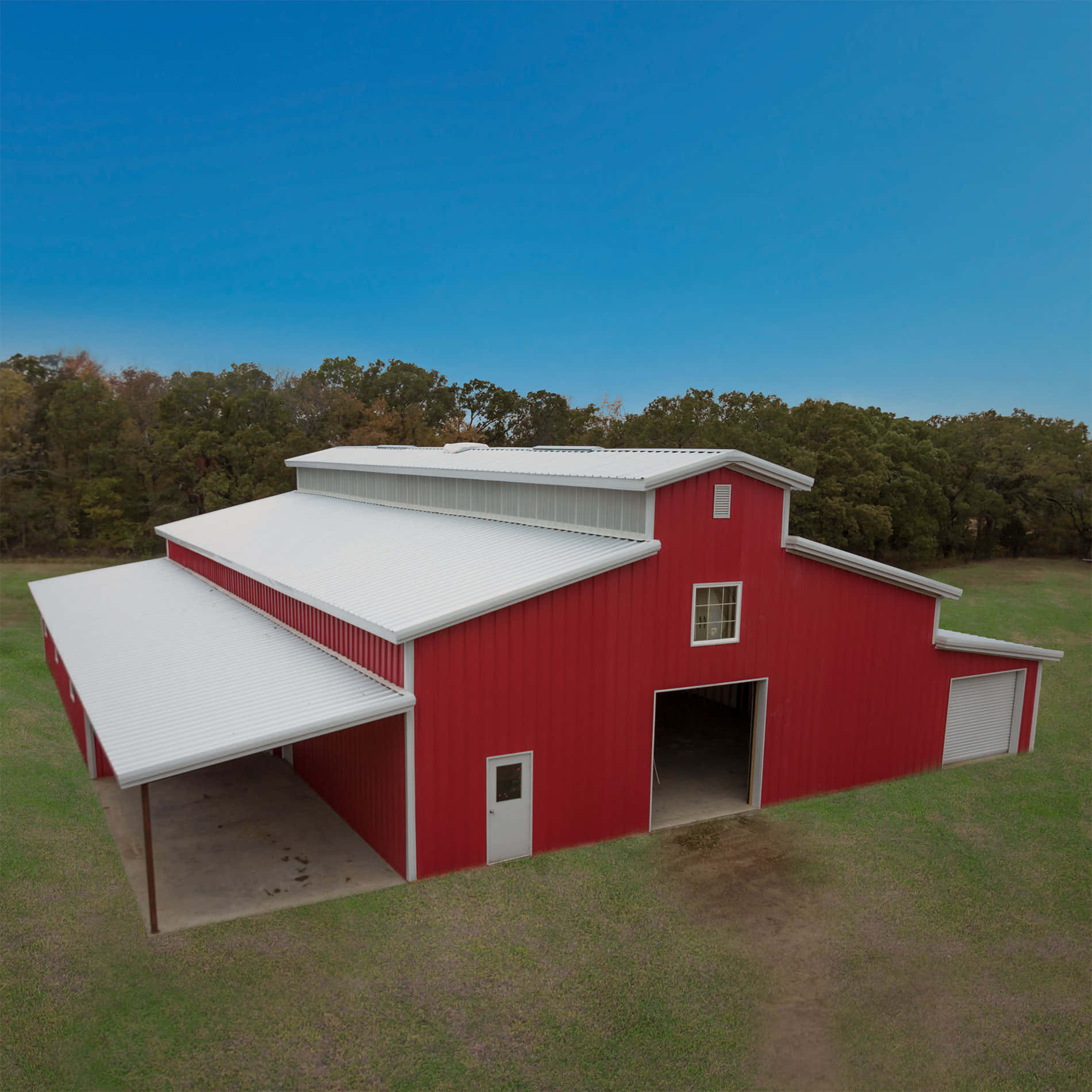 Farmhouse 桌布 壁紙 — 一座鮮紅色的金屬穀倉，白色屋頂和門，矗立在草地田野中，背景是藍天和樹木。