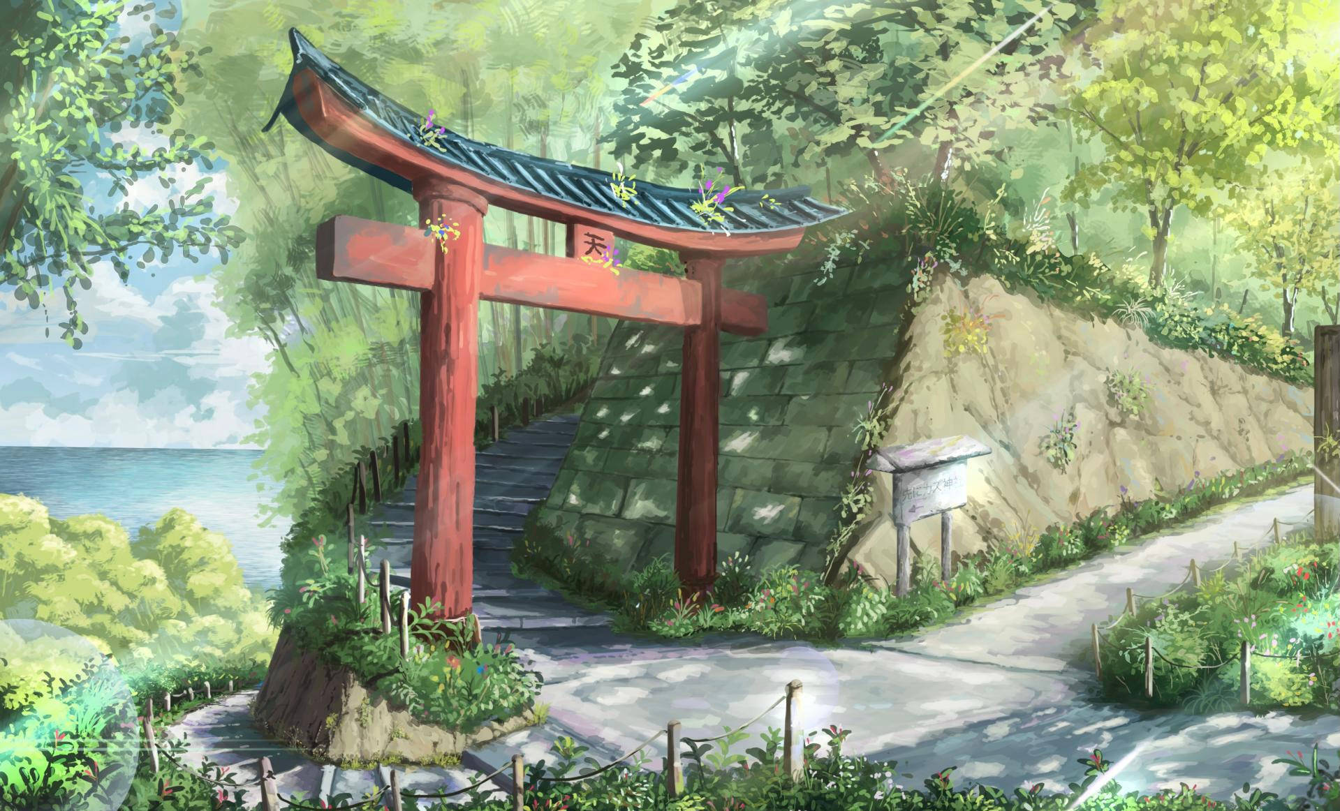 Torii 桌布 壁紙 — 一座鮮紅色的鳥居矗立在海岸小徑入口，周圍環繞著茂密的綠植和晴朗天空下的海景。