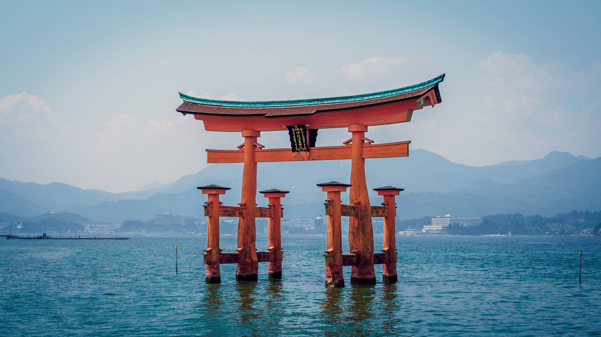 水中的紅色鳥居，背景有山 — 日本國旗 壁紙