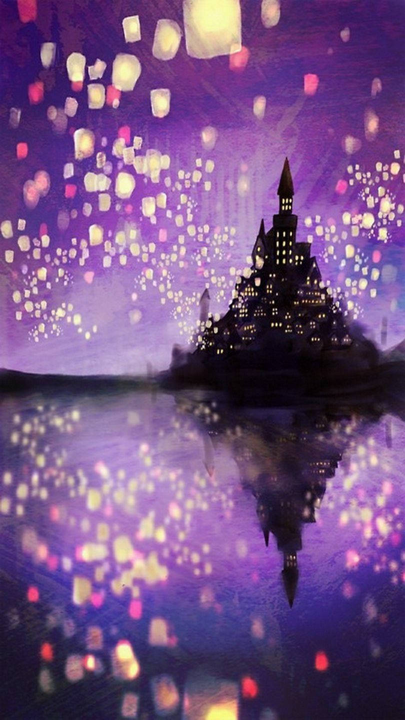 魔髮奇緣 桌布 壁紙 — 一座黑暗城堡的剪影漂浮在水面上，下方是充滿發光燈籠的紫色天空，燈籠的倒影映在水面下。