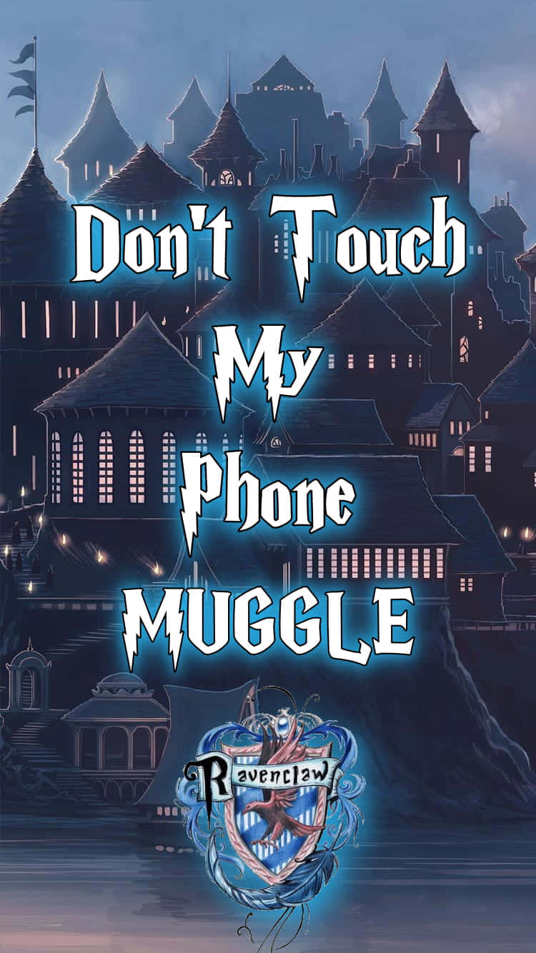 Harry Potter Muggle 桌布 壁紙 — 一座黑暗奇幻城堡，帶有發光的窗戶和發光的雷文克勞徽章，下方有文字「Don't Touch My Phone MUGGLE」。