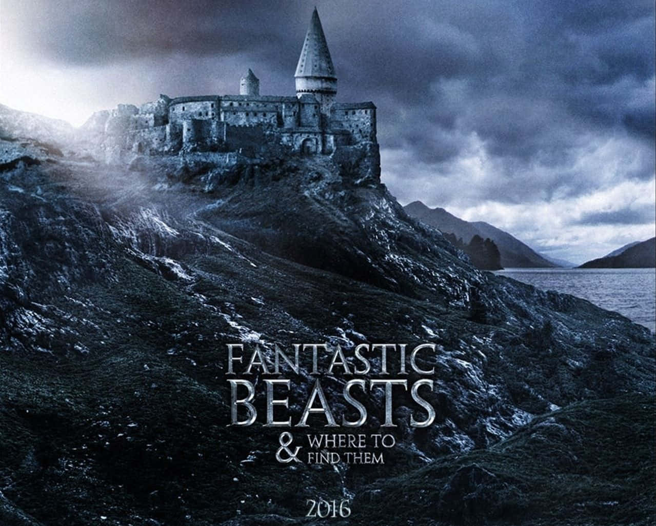 Fantastic Beasts 桌布 壁紙 — 一座黑暗的中世紀城堡坐落在崎嶇的懸崖上，俯瞰著暴風雨的大海和陰沉沉的天空。