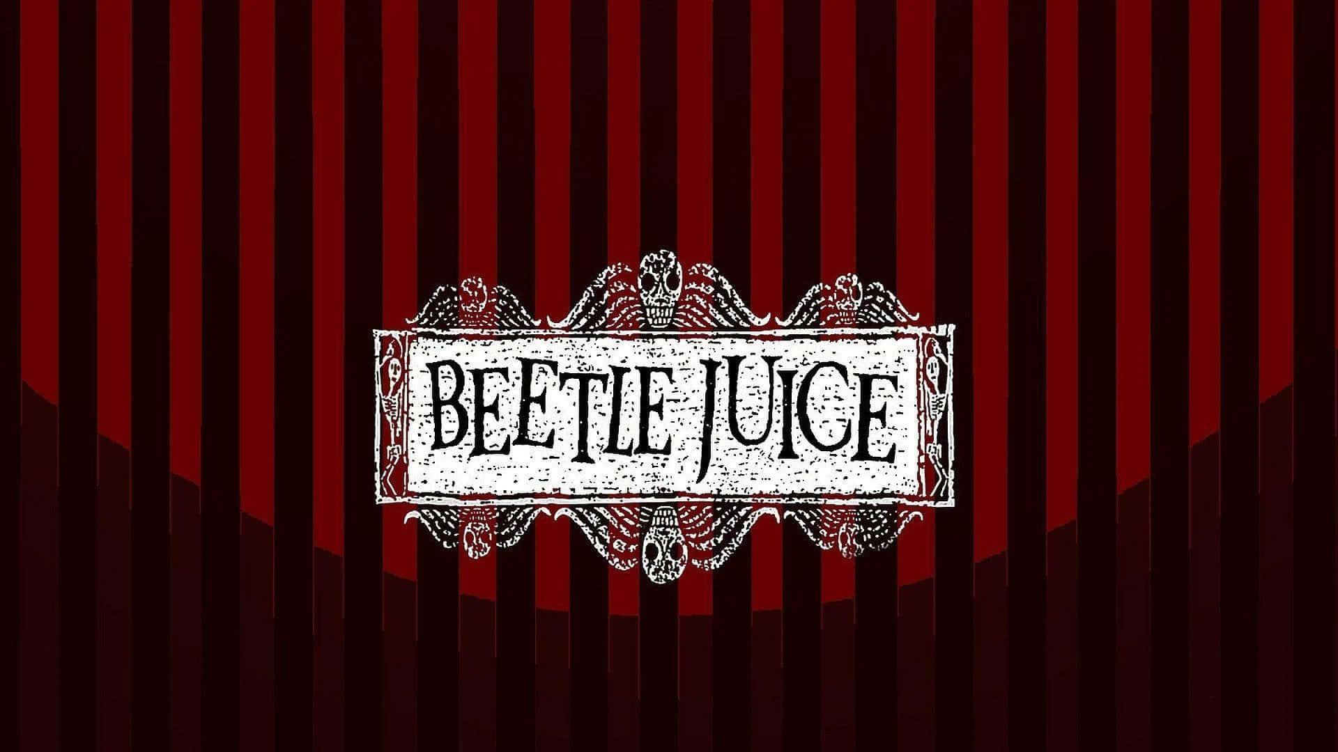Beetlejuice 桌布 壁紙 — 一張 Beetlejuice 的復古恐怖電影標題卡，顯示在紅黑條紋窗簾背景上。