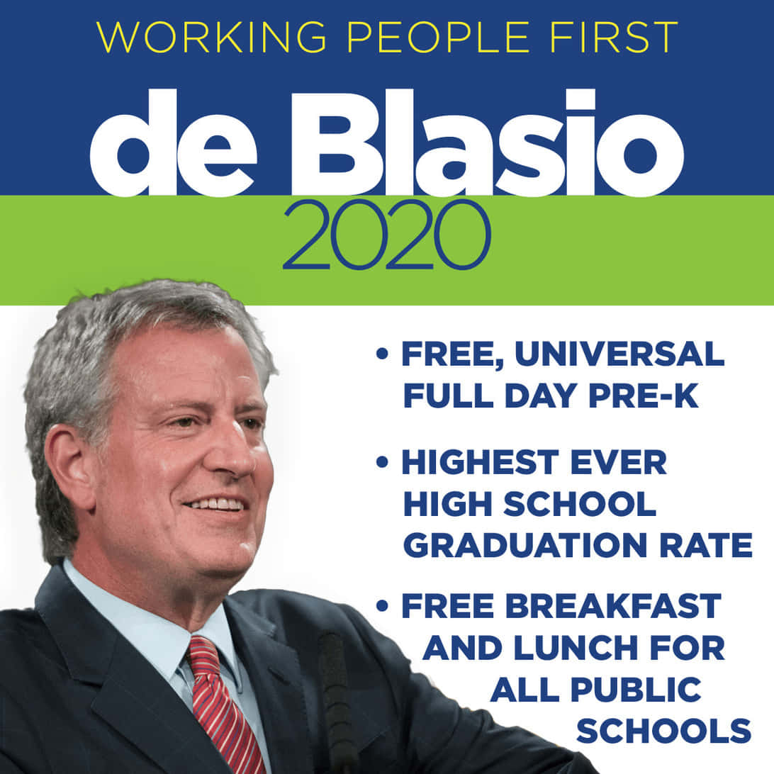 政治 桌布 壁紙 — 一張 de Blasio 2020 的政治競選海報，上面有一位微笑的西裝男子，粗體文字強調教育和學校餐飲計畫。