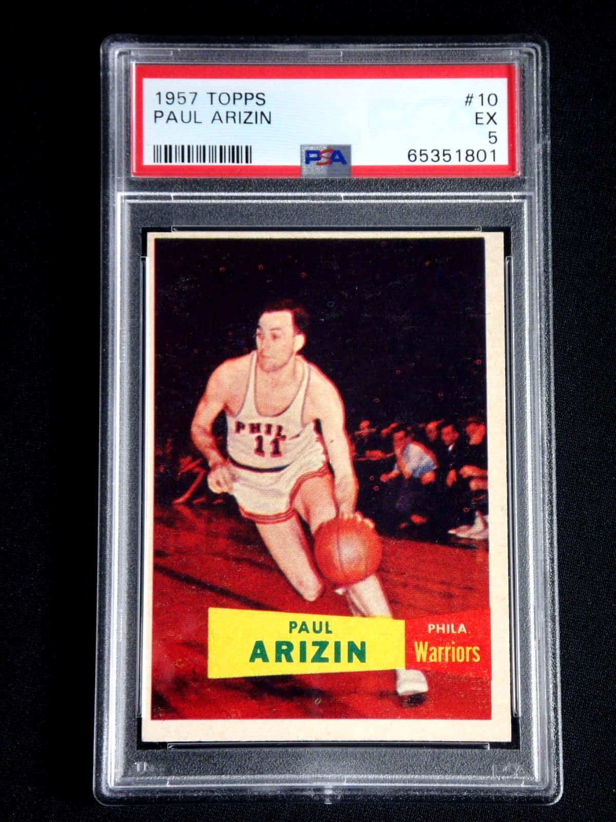 籃球 桌布 壁紙 — 一張1957年Topps復古籃球卡，Paul Arizin身穿白色球衣在深色背景下運球。