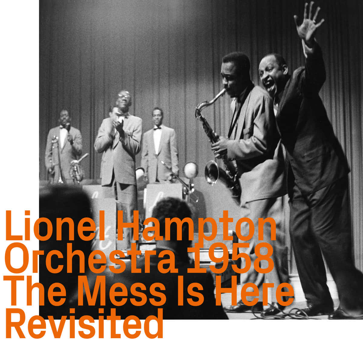 Singing 桌布 壁紙 — 一張1958年Lionel Hampton Orchestra在舞台上充滿活力地表演的黑白照片，薩克斯風手和指揮擺出動態姿勢。